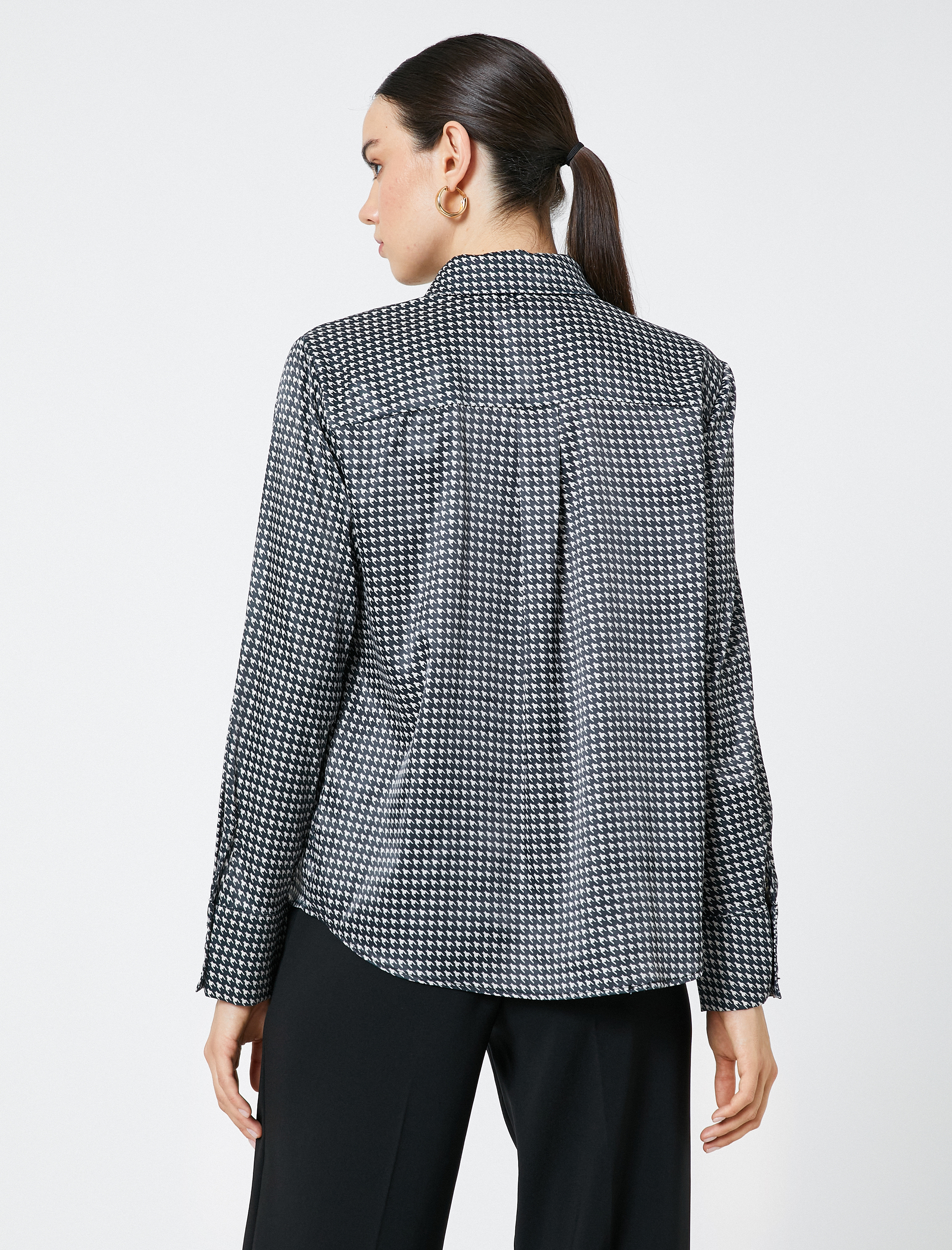   Saten Gömlek Yakası Bağlama Detaylı