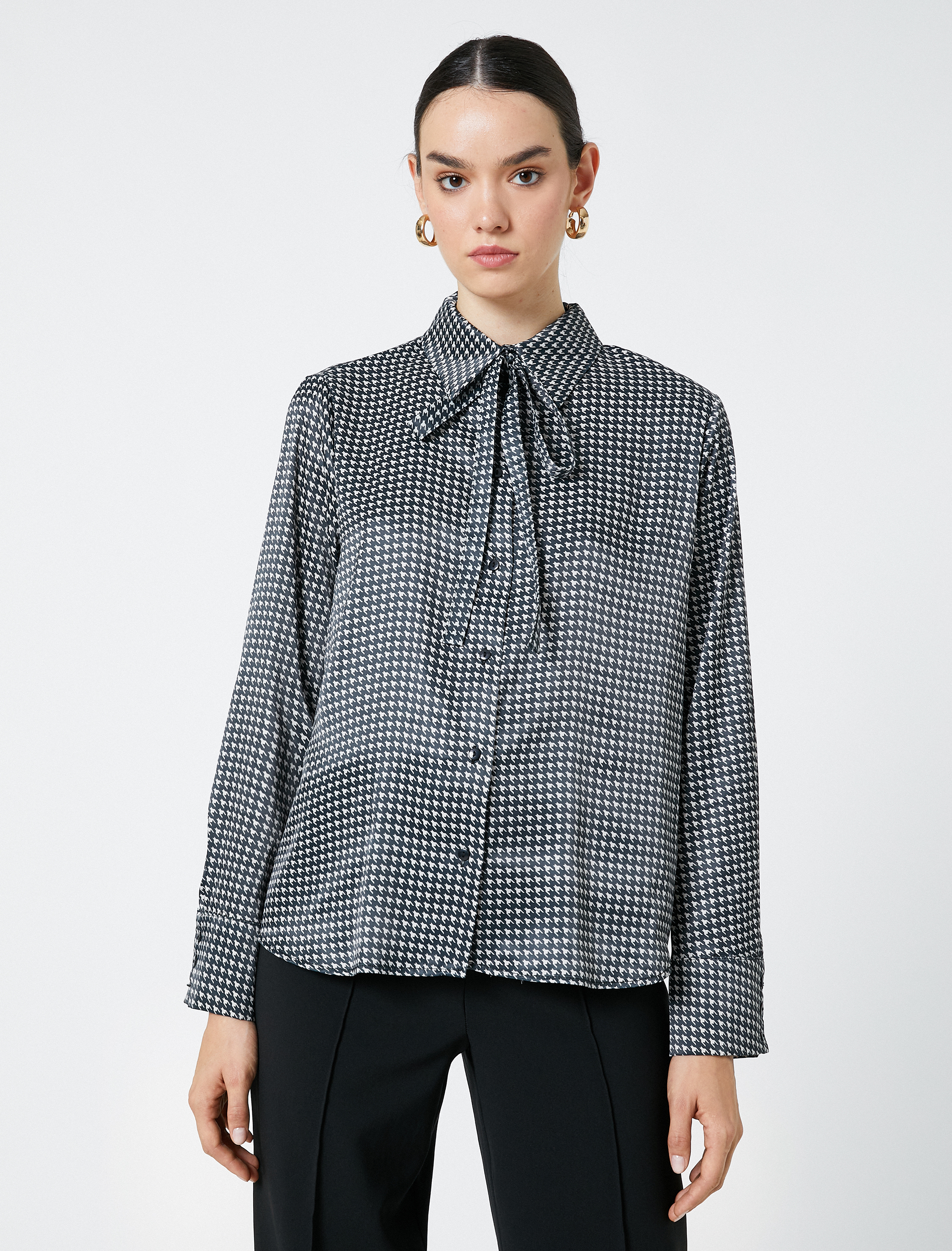   Saten Gömlek Yakası Bağlama Detaylı