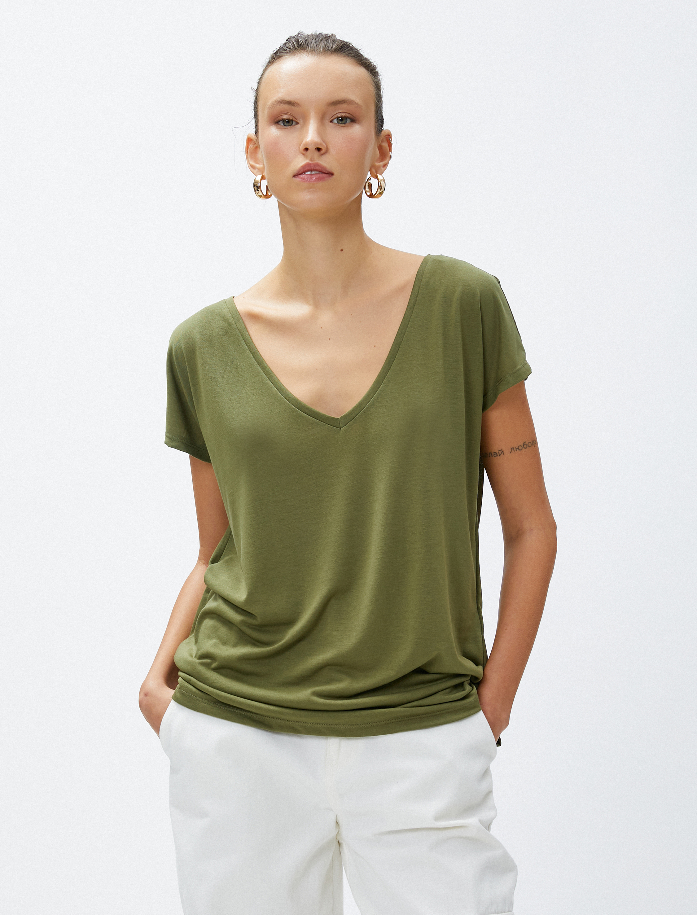   V Yaka Basic Tişört Yırtmaç Detaylı