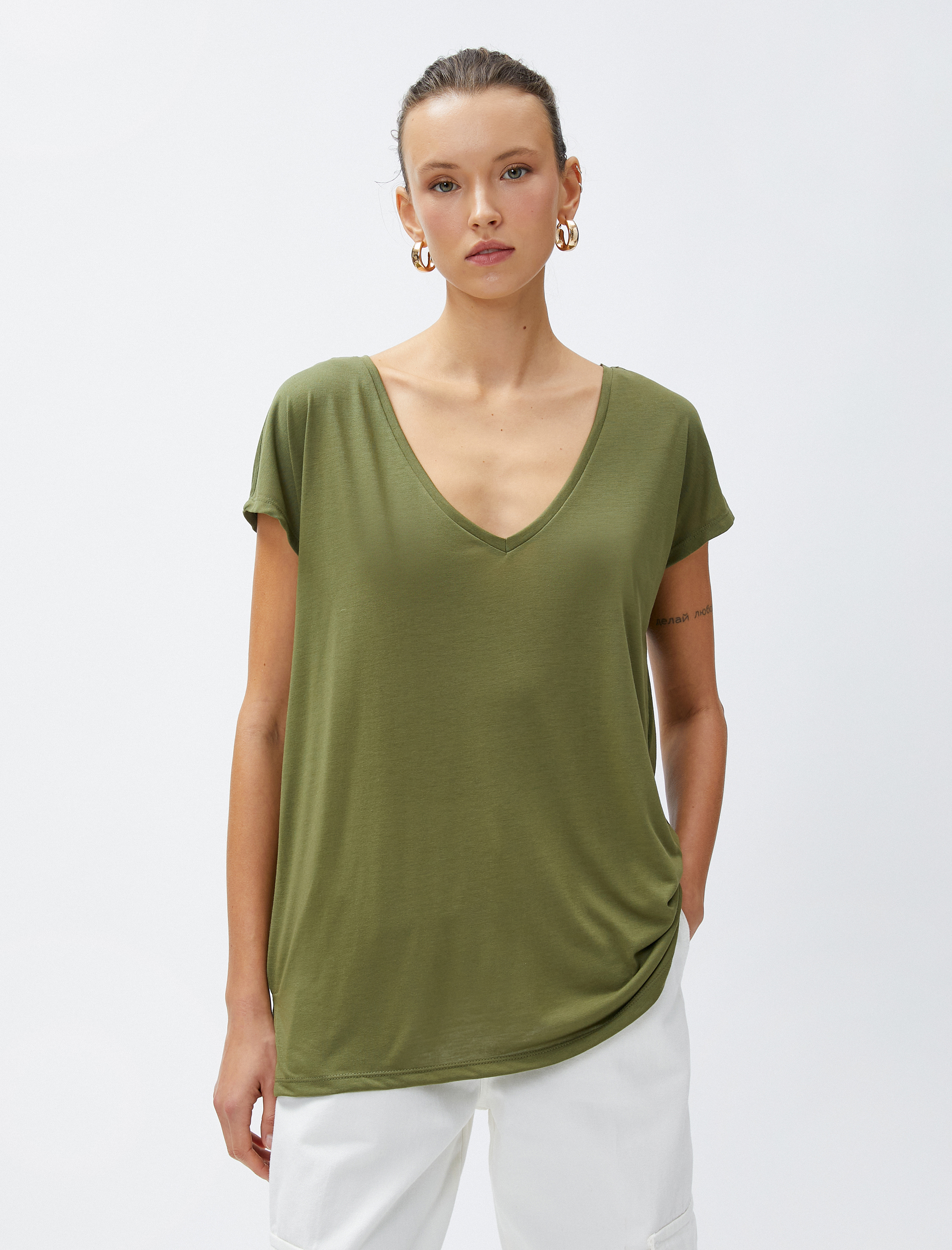   V Yaka Basic Tişört Yırtmaç Detaylı