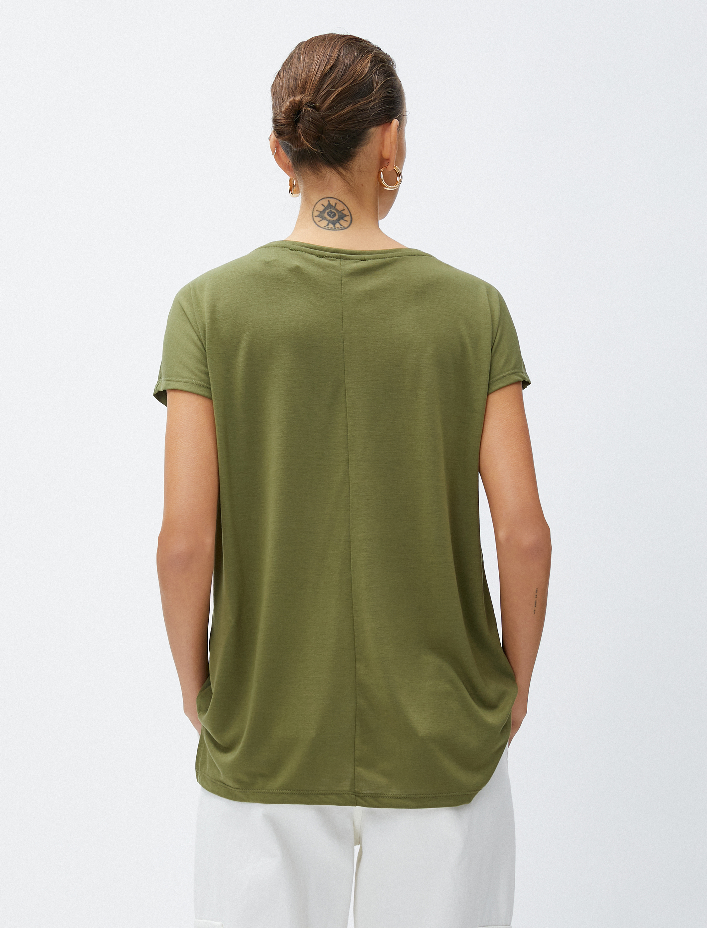   V Yaka Basic Tişört Yırtmaç Detaylı