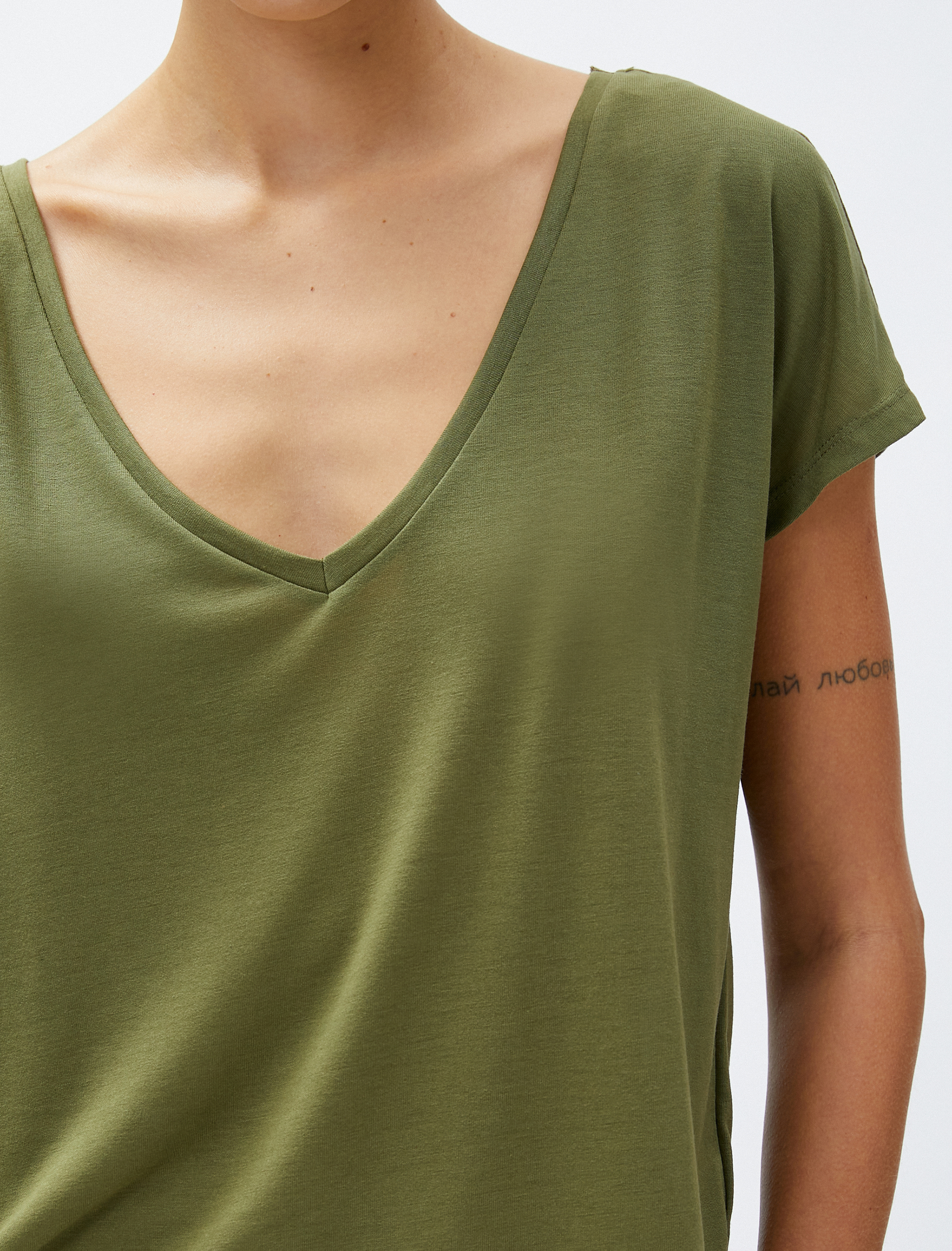   V Yaka Basic Tişört Yırtmaç Detaylı