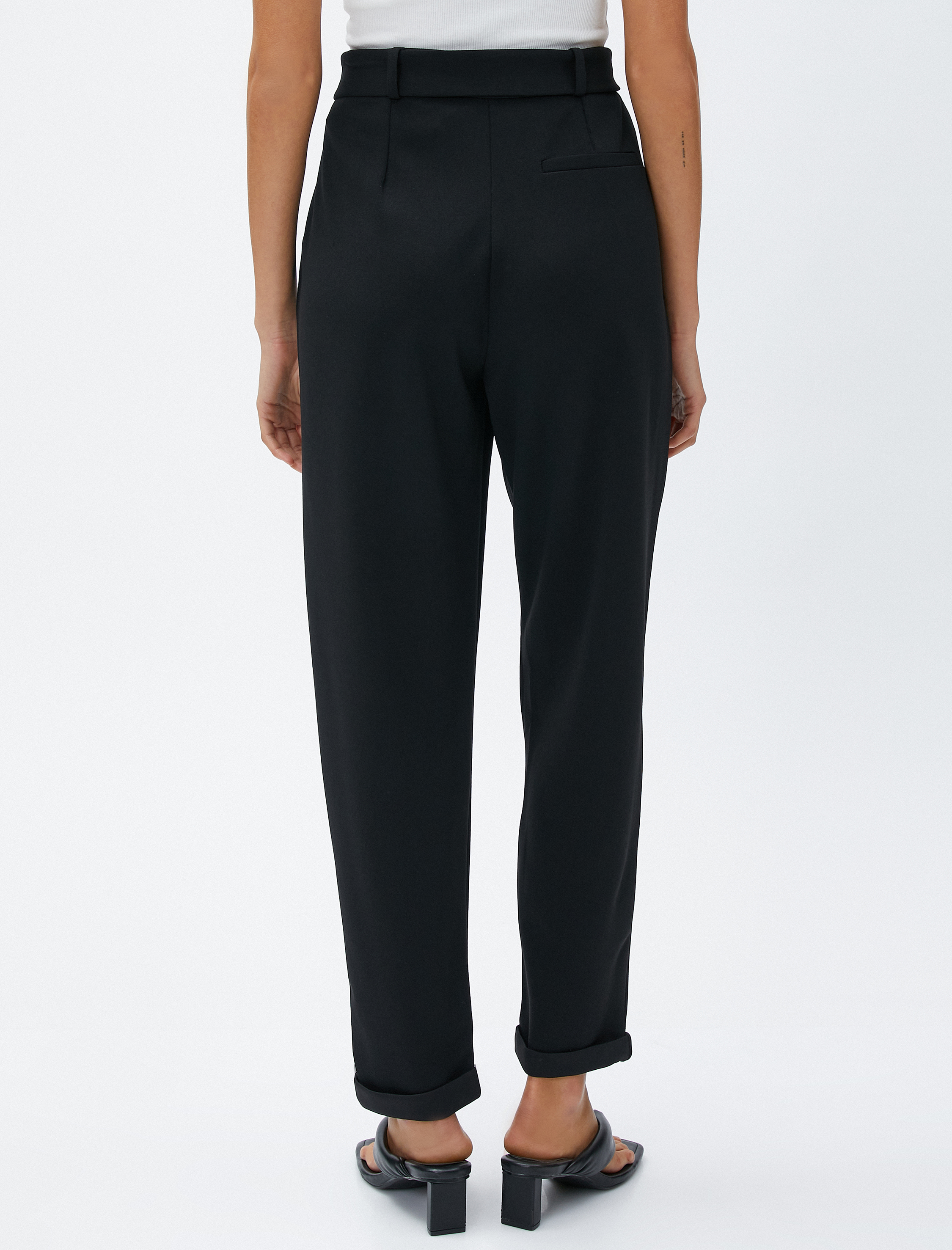   Havuç Pantolon Kemer Detaylı