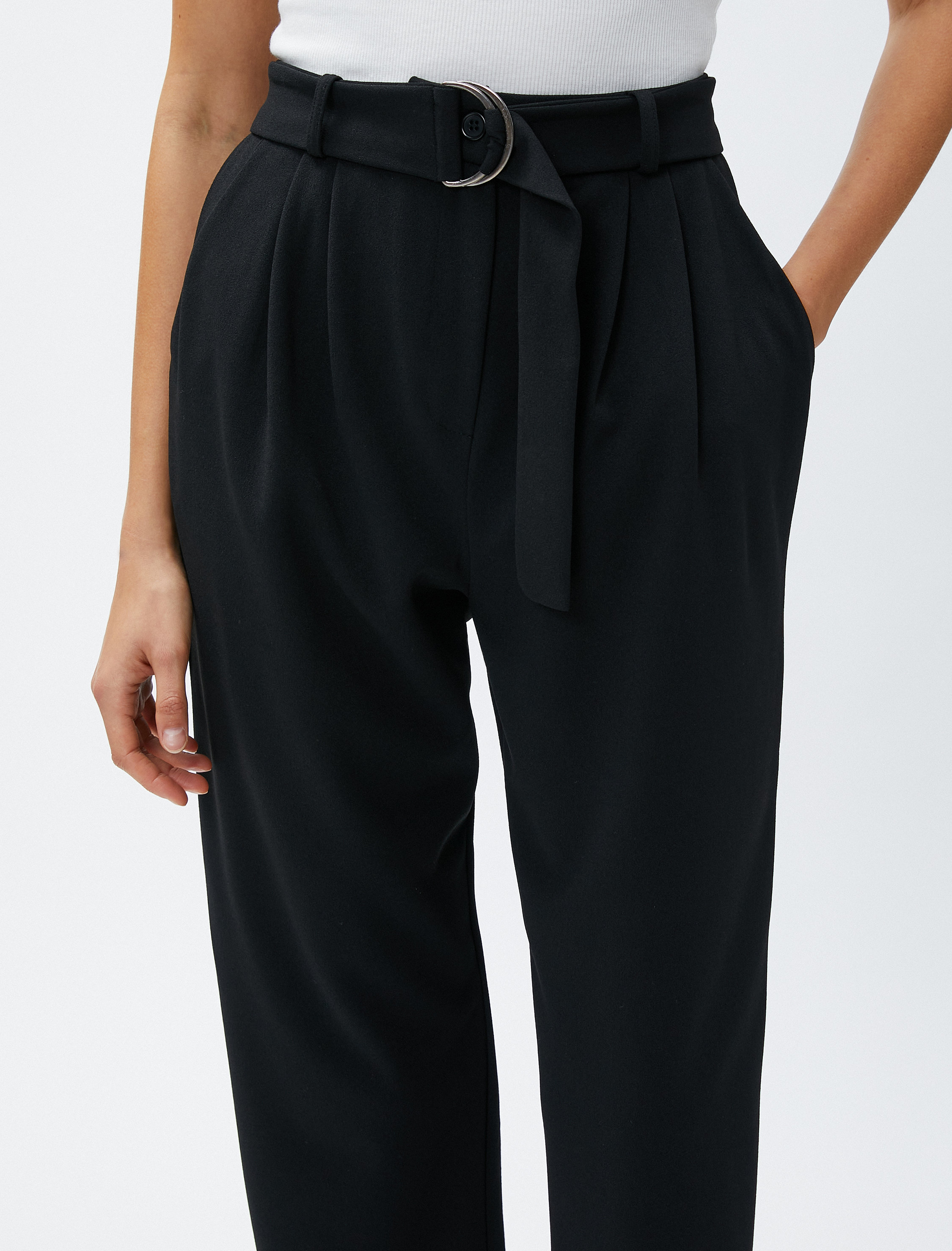   Havuç Pantolon Kemer Detaylı