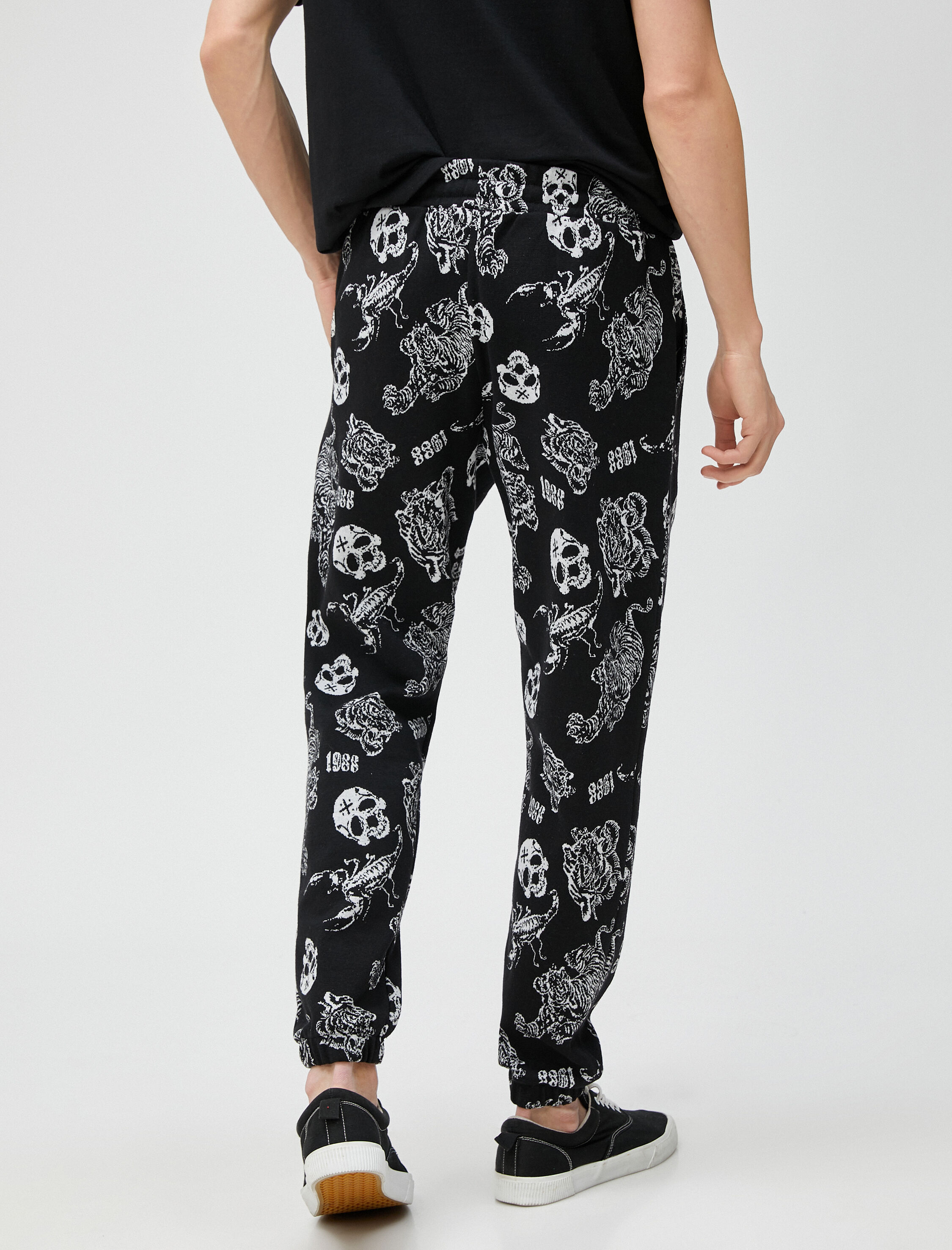   Jogger Eşofman Altı Kuru Kafa Baskılı Cepli Beli Bağcıklı