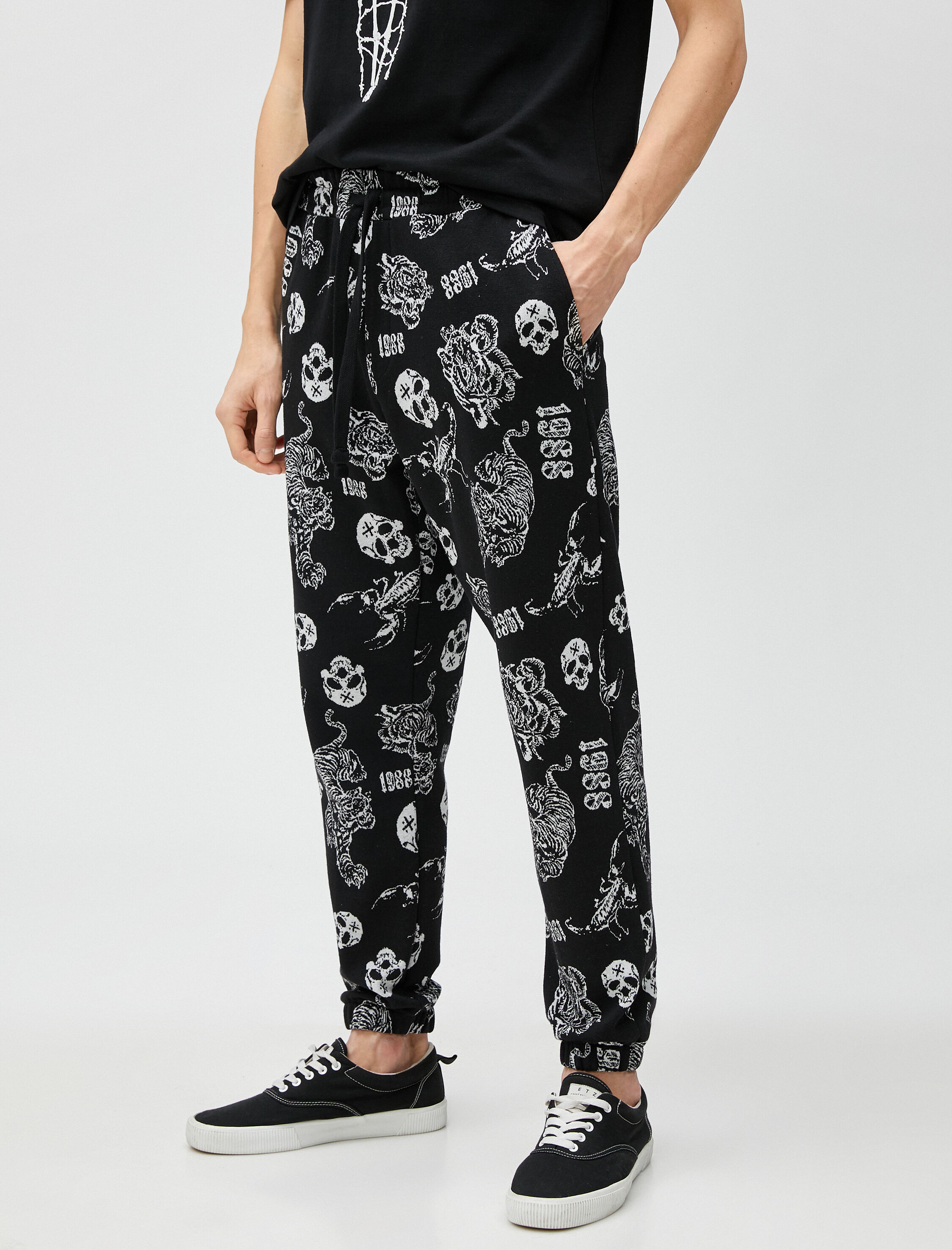   Jogger Eşofman Altı Kuru Kafa Baskılı Cepli Beli Bağcıklı