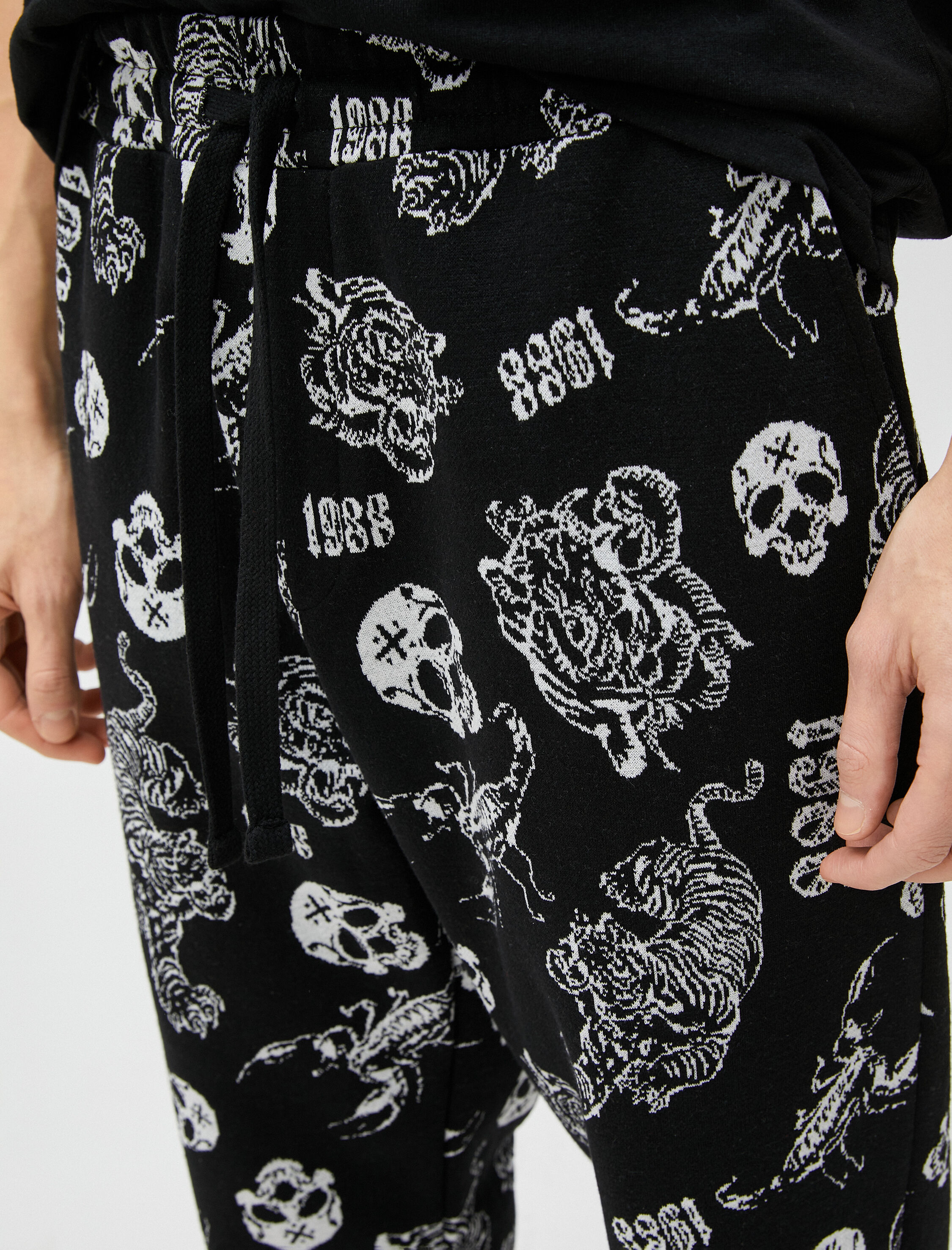   Jogger Eşofman Altı Kuru Kafa Baskılı Cepli Beli Bağcıklı