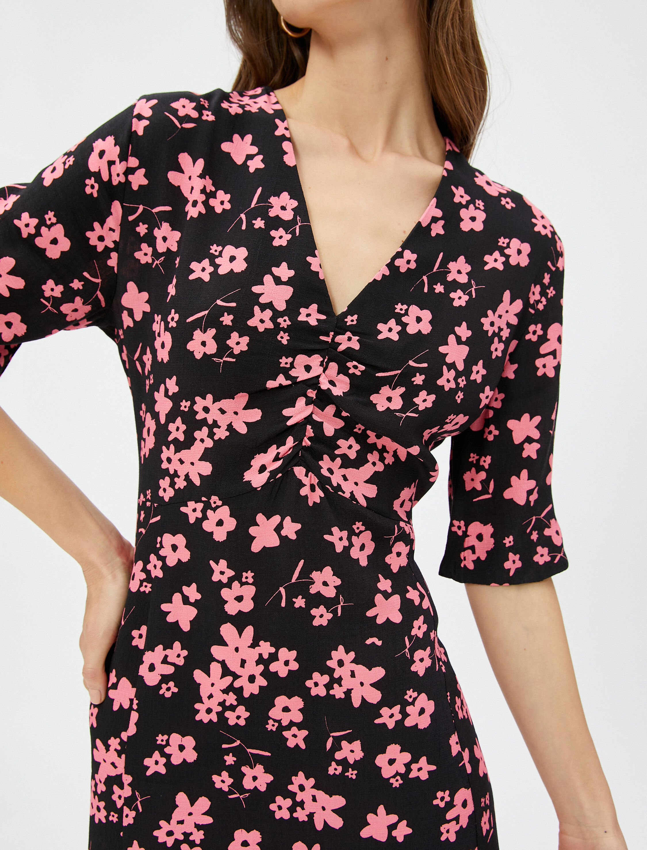 Çiçekli Mini Viskon Elbise Kısa Kollu V Yaka