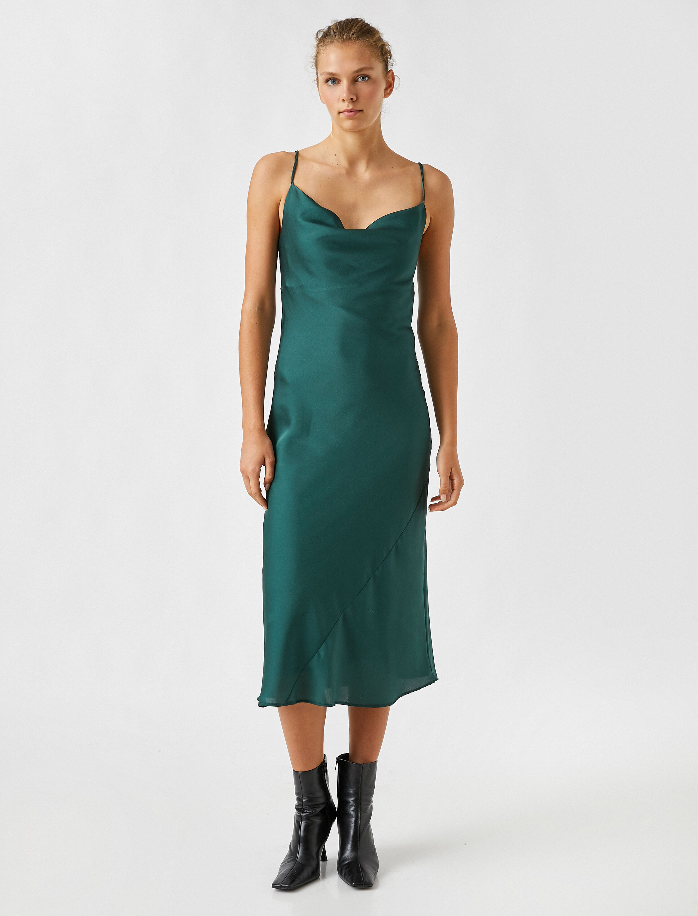   Degaje Yaka İnce Askılı Saten Midi Elbise