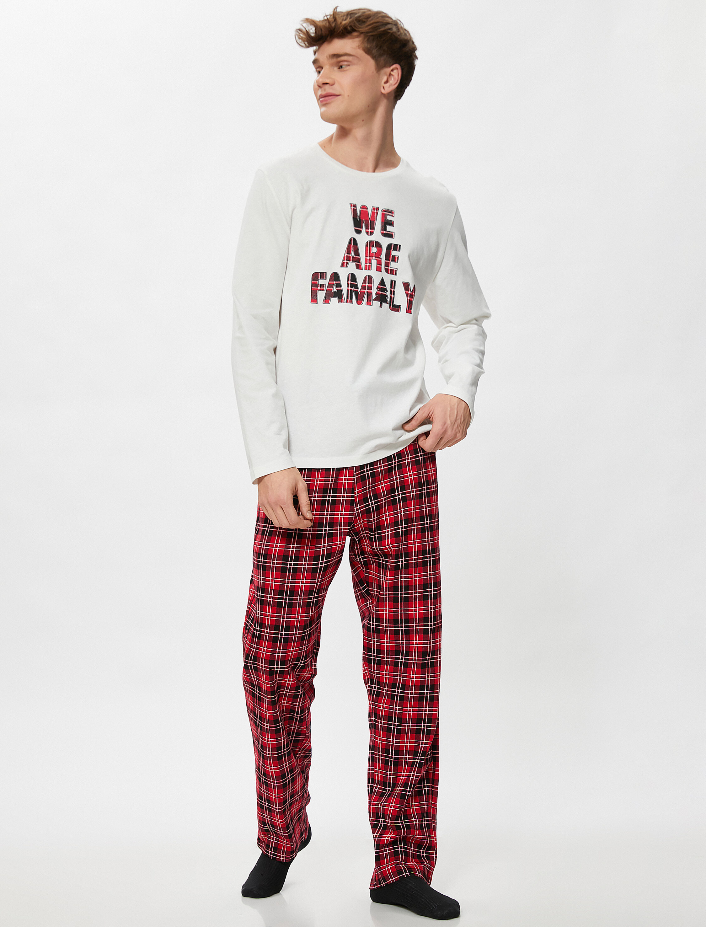 Koton Yılbaşı Temalı Kışlık Pijama Takımı Slogan Baskılı Kareli. 4