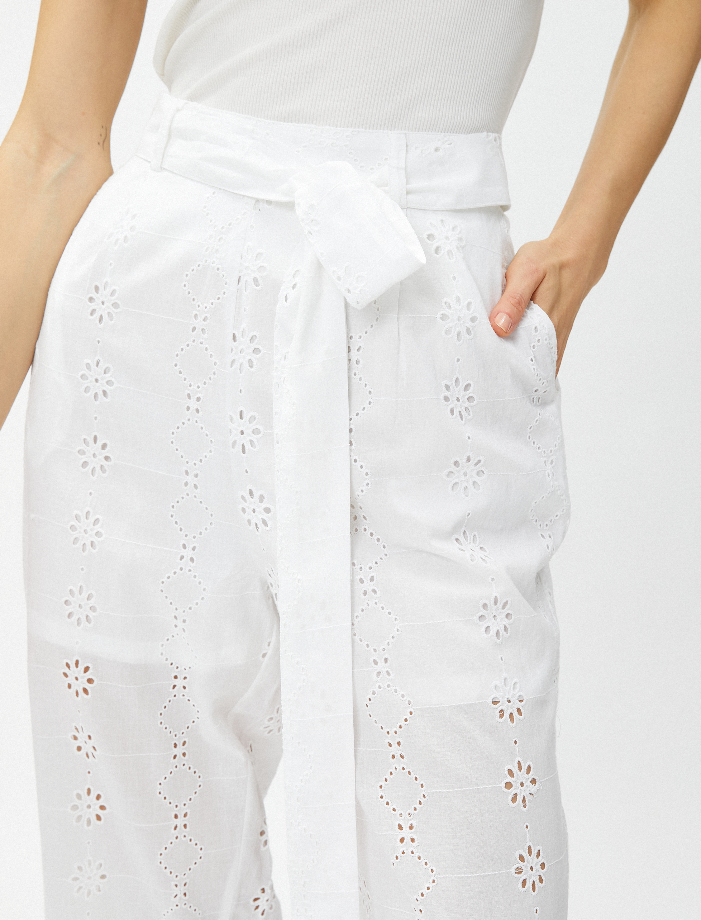   Crop Fisto Pantolon Kemer Detaylı