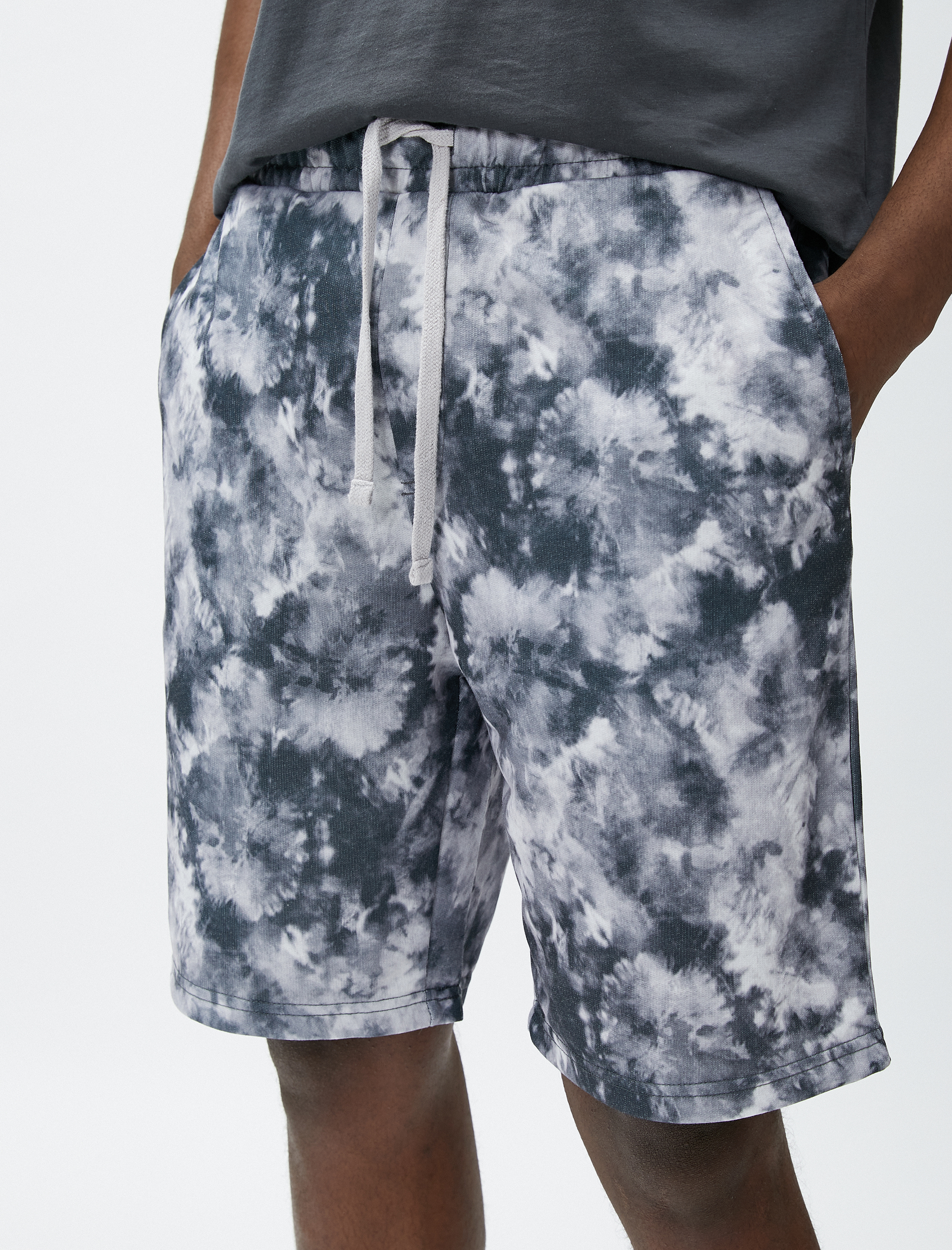   Beli Bağcıklı Şort Soyut Baskı Detaylı Cepli