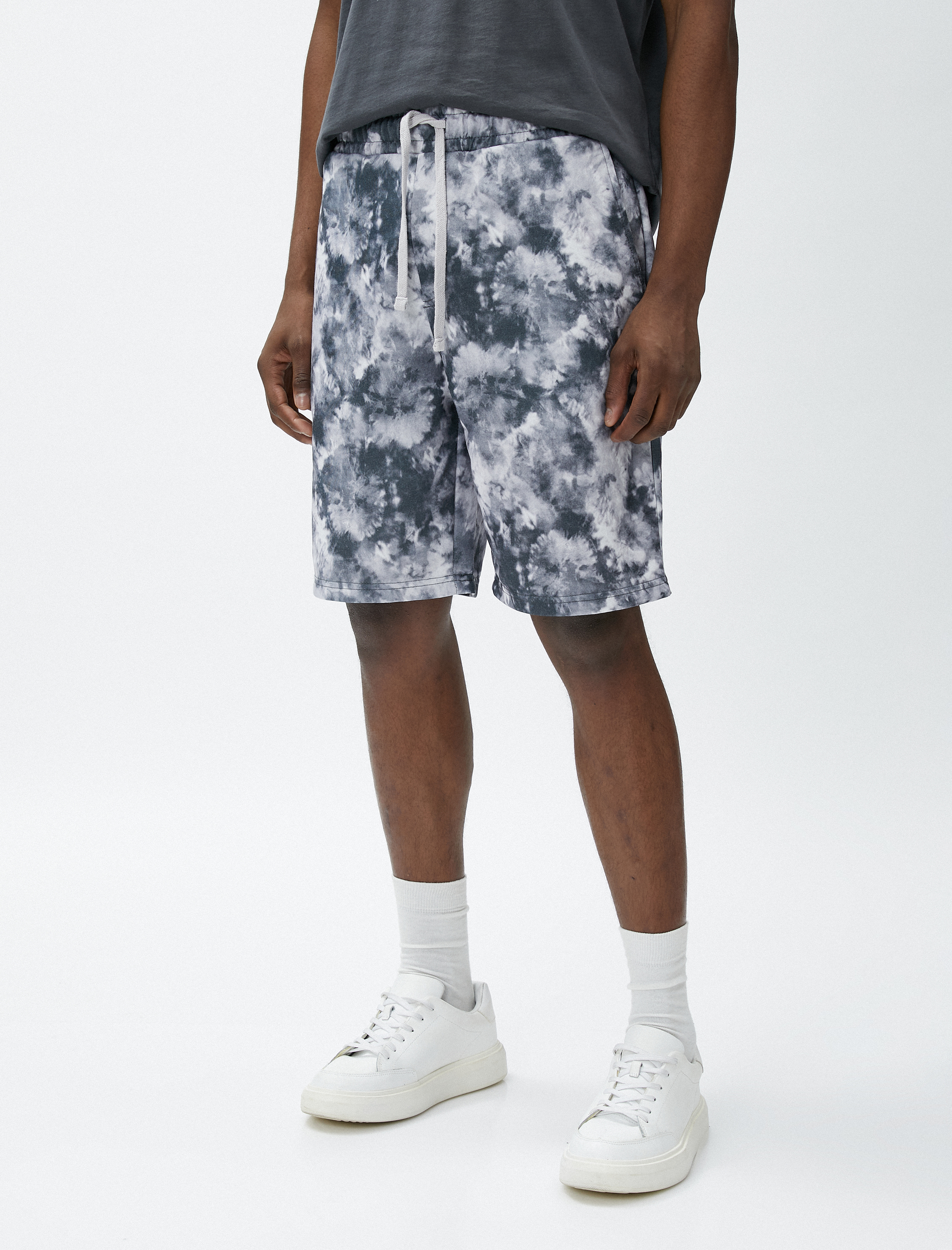   Beli Bağcıklı Şort Soyut Baskı Detaylı Cepli