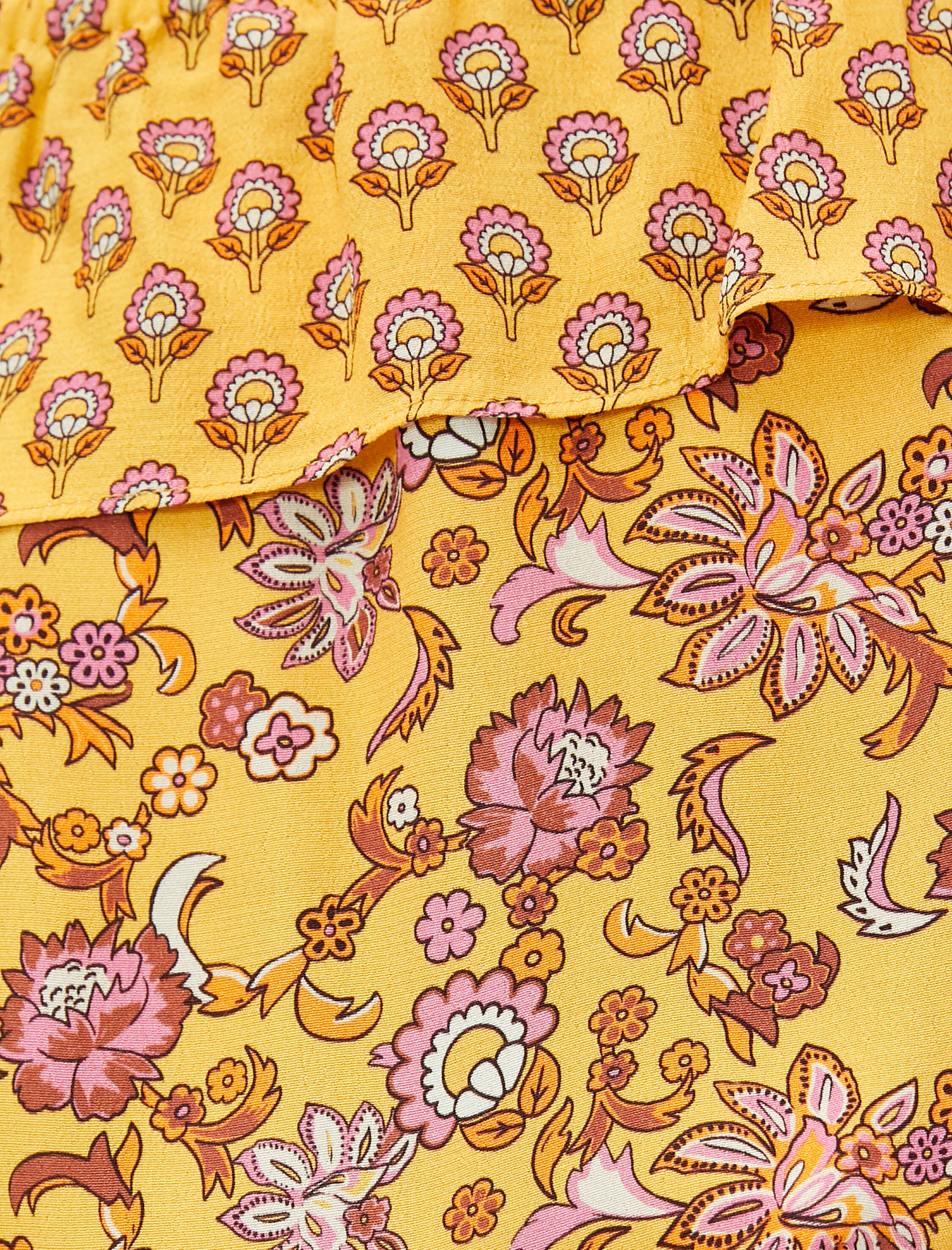   Madonna Yaka Omzu Açık Etnik Desenli Crop Fırfırlı