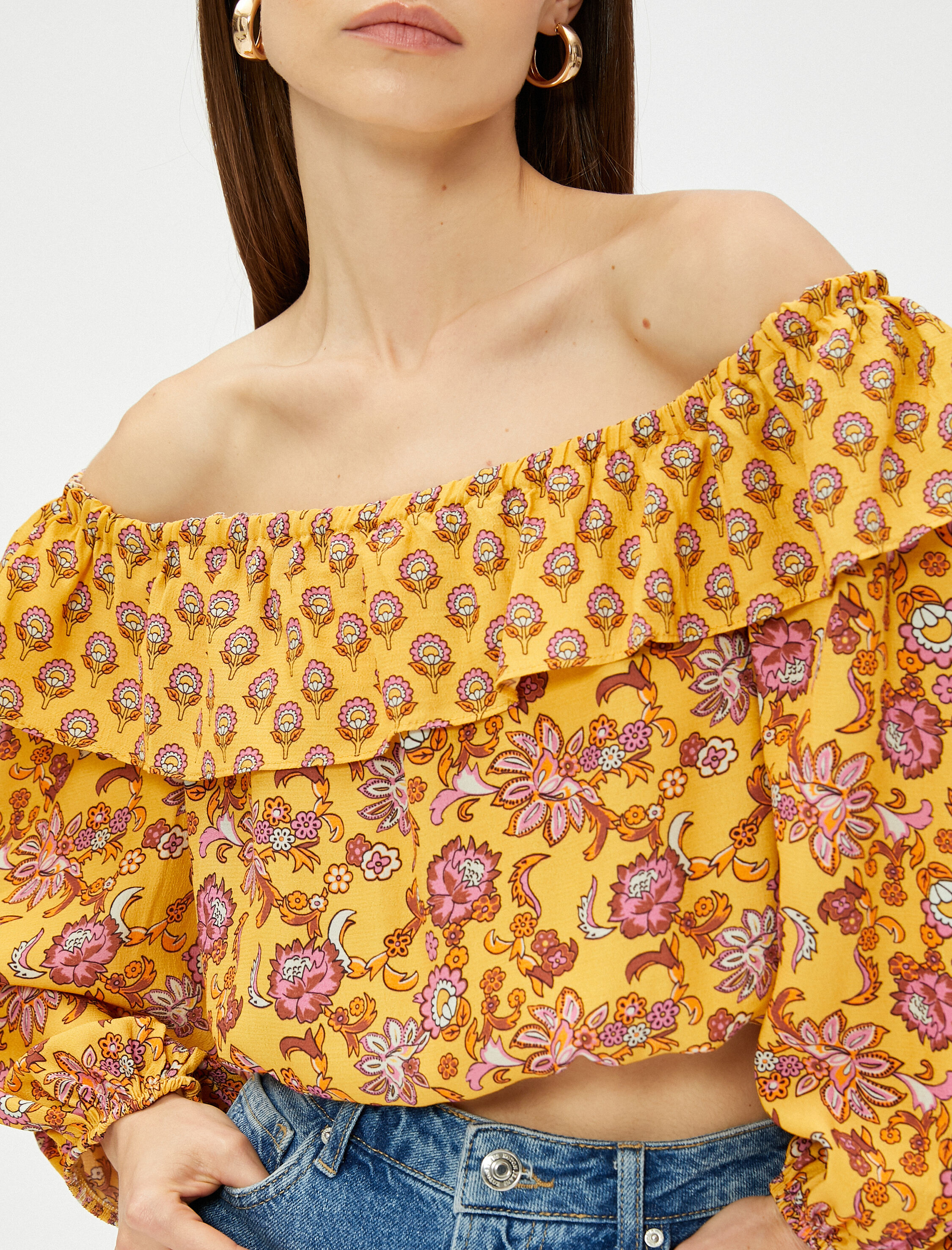   Madonna Yaka Omzu Açık Etnik Desenli Crop Fırfırlı