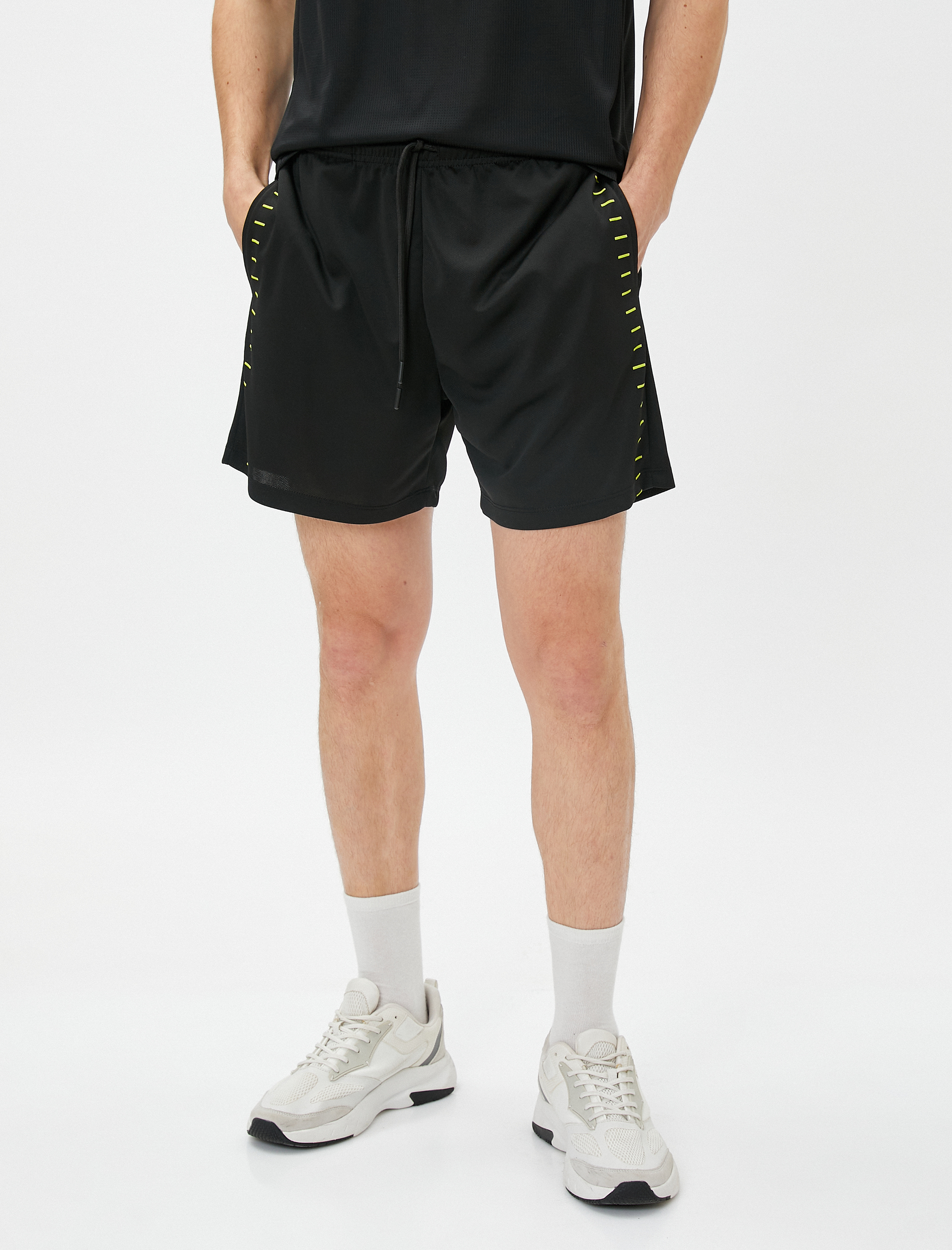   Spor Şort Beli Bağcıklı Şerit Baskılı Cep Detaylı