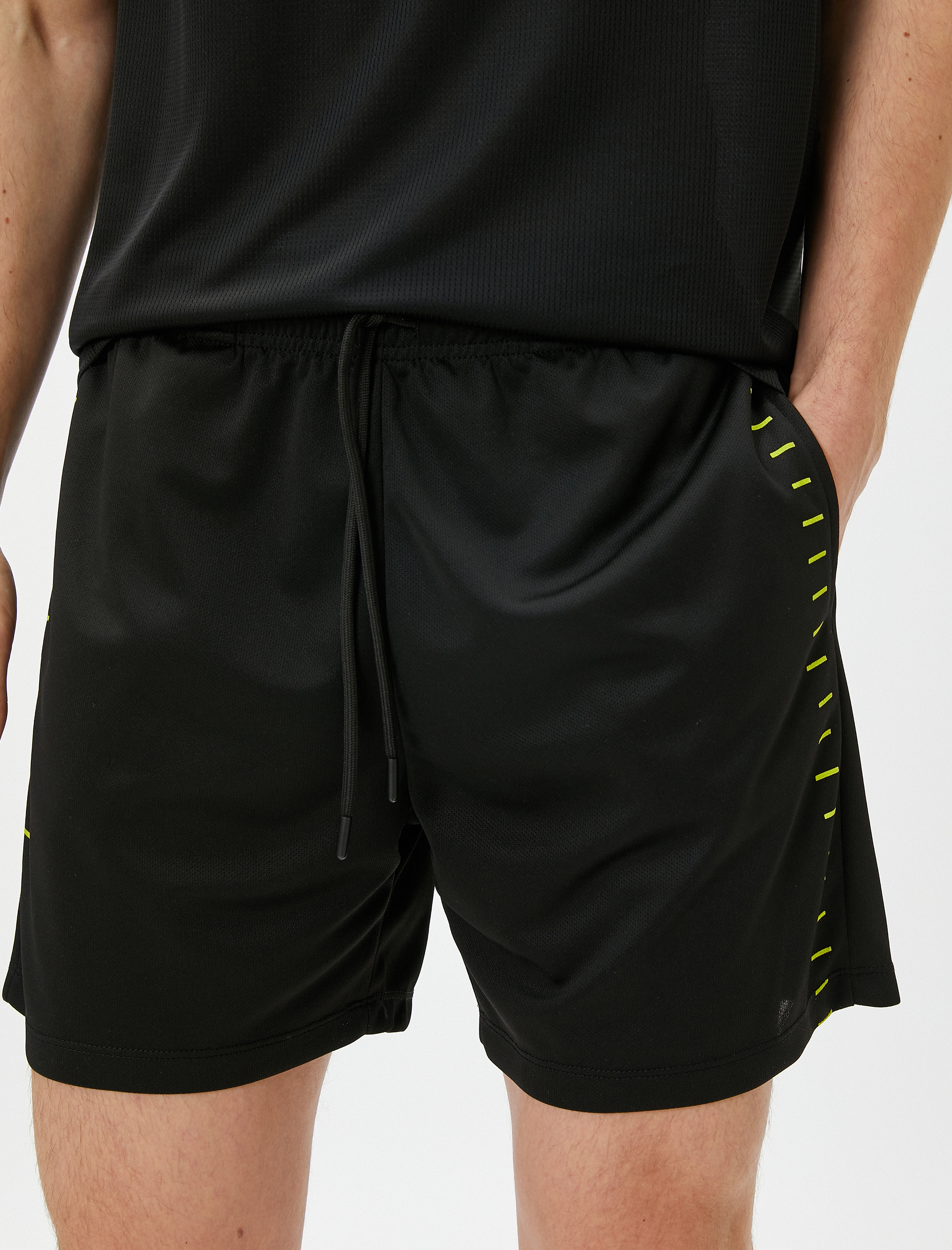   Spor Şort Beli Bağcıklı Şerit Baskılı Cep Detaylı