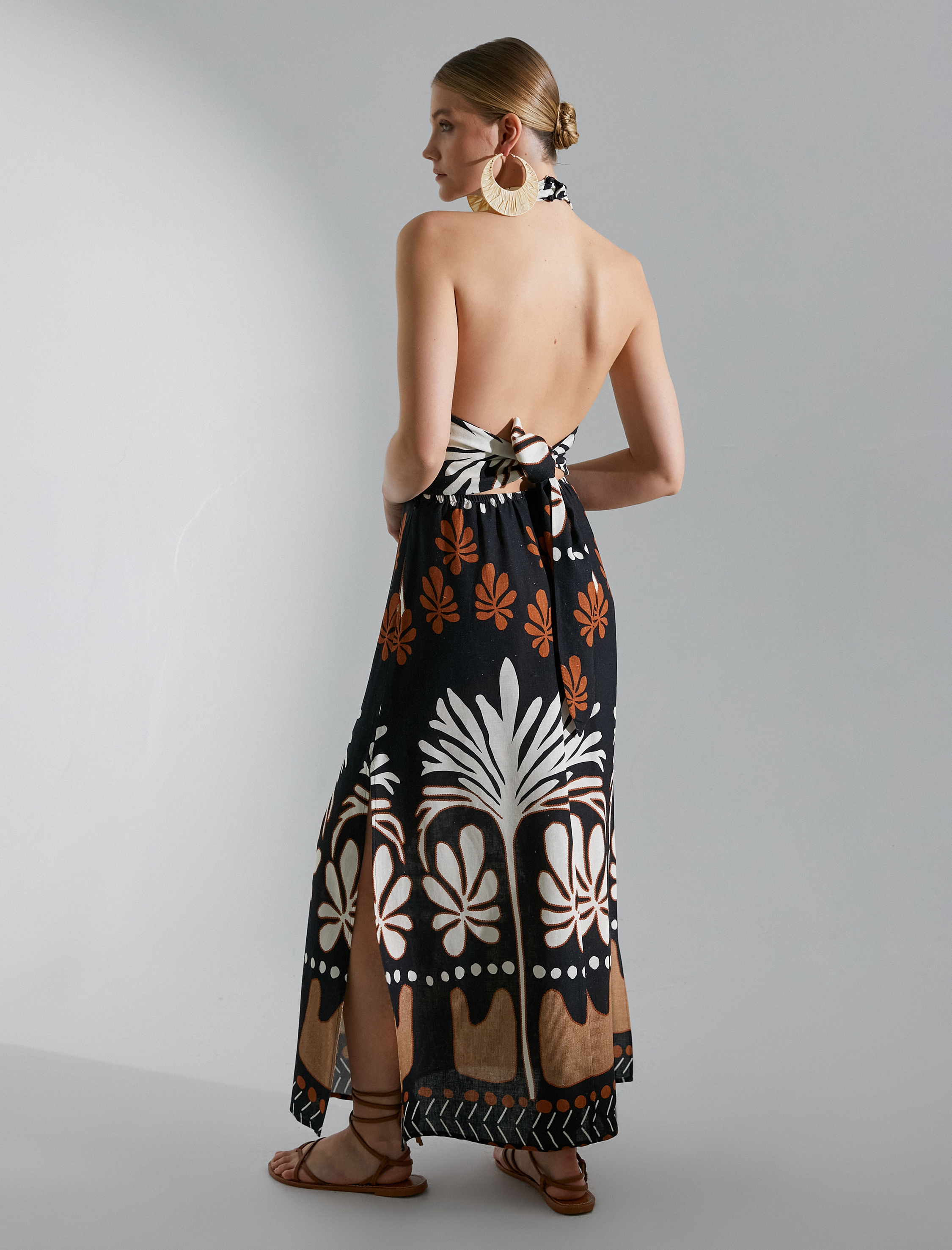 Melis Ağazat X Koton - Boyundan Bağlamalı Uzun Elbise  Viskon Fiyonk Detaylı Etnik Desenli