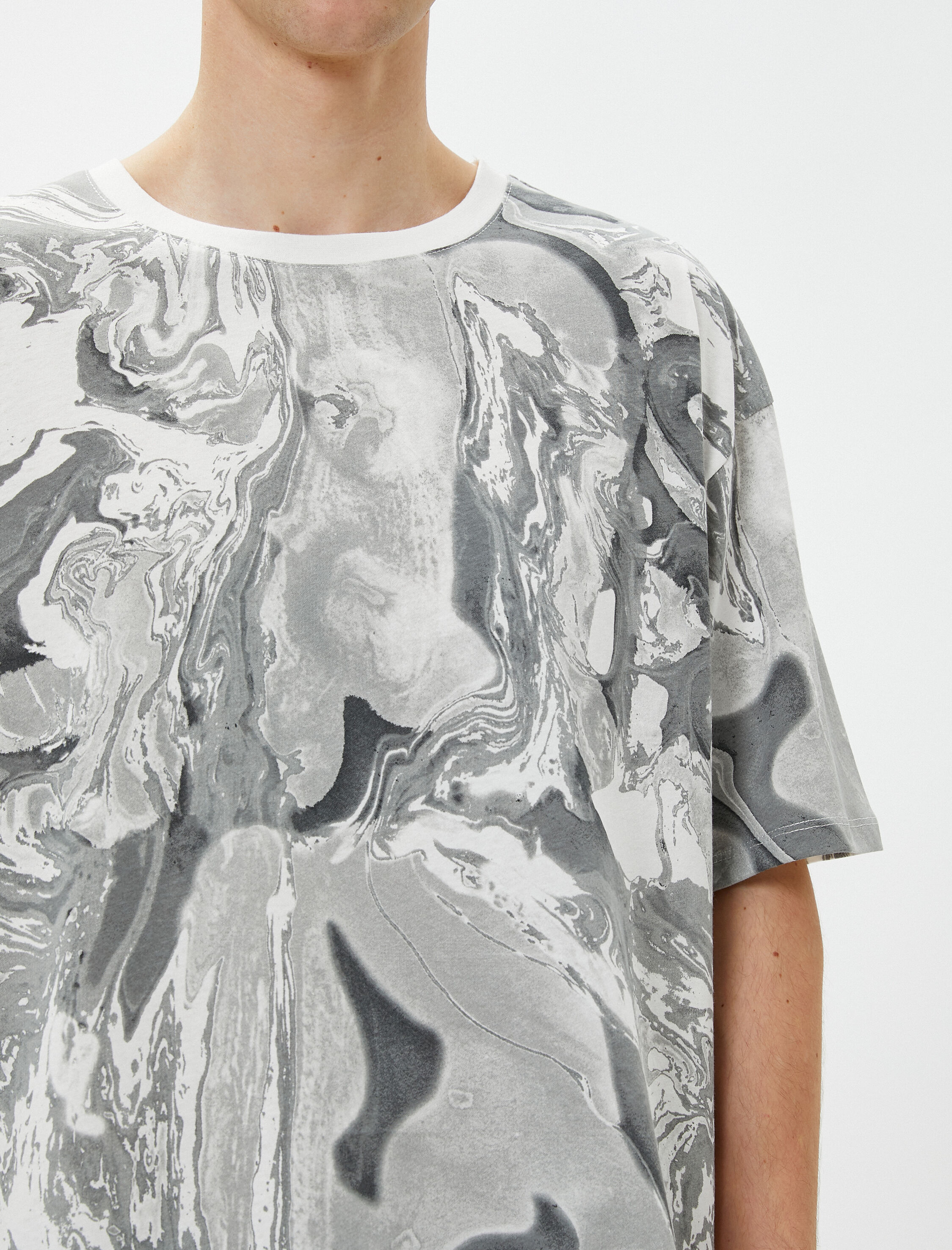   Oversize Tişört Bisiklet Yaka Soyut Baskı Detaylı Kısa Kollu