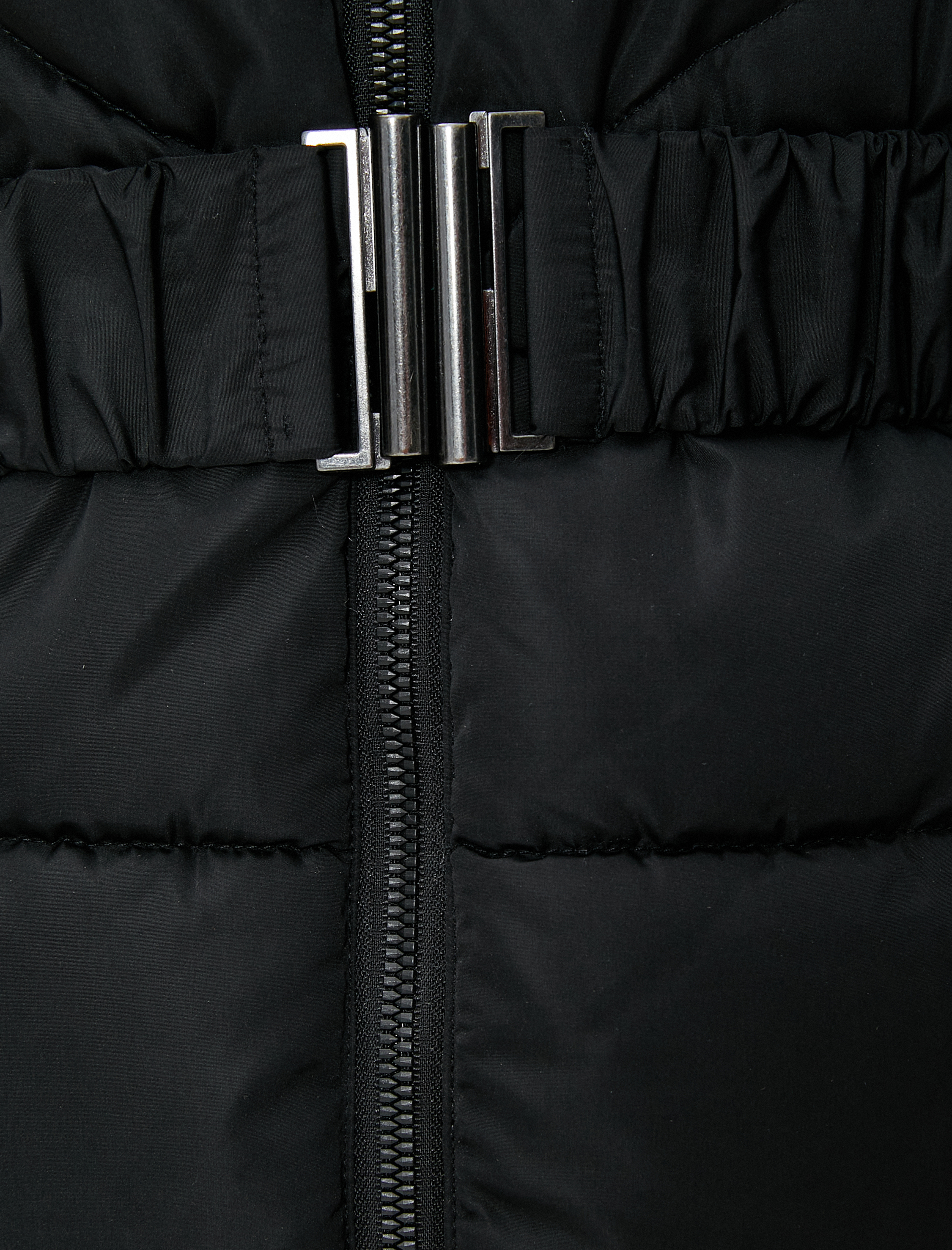   Uzun Şişme Mont Kemerli Kapüşonlu Peluş Detaylı