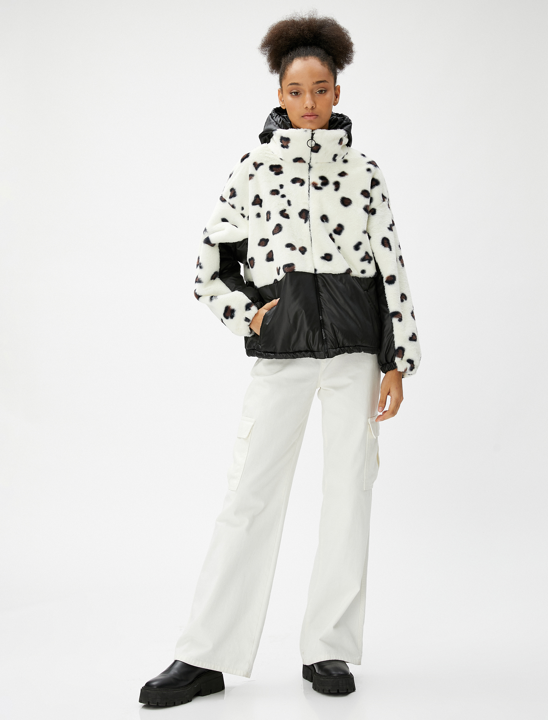   Peluş Mont Kapüşonlu Dik Yaka Cep Detaylı Fermuarlı