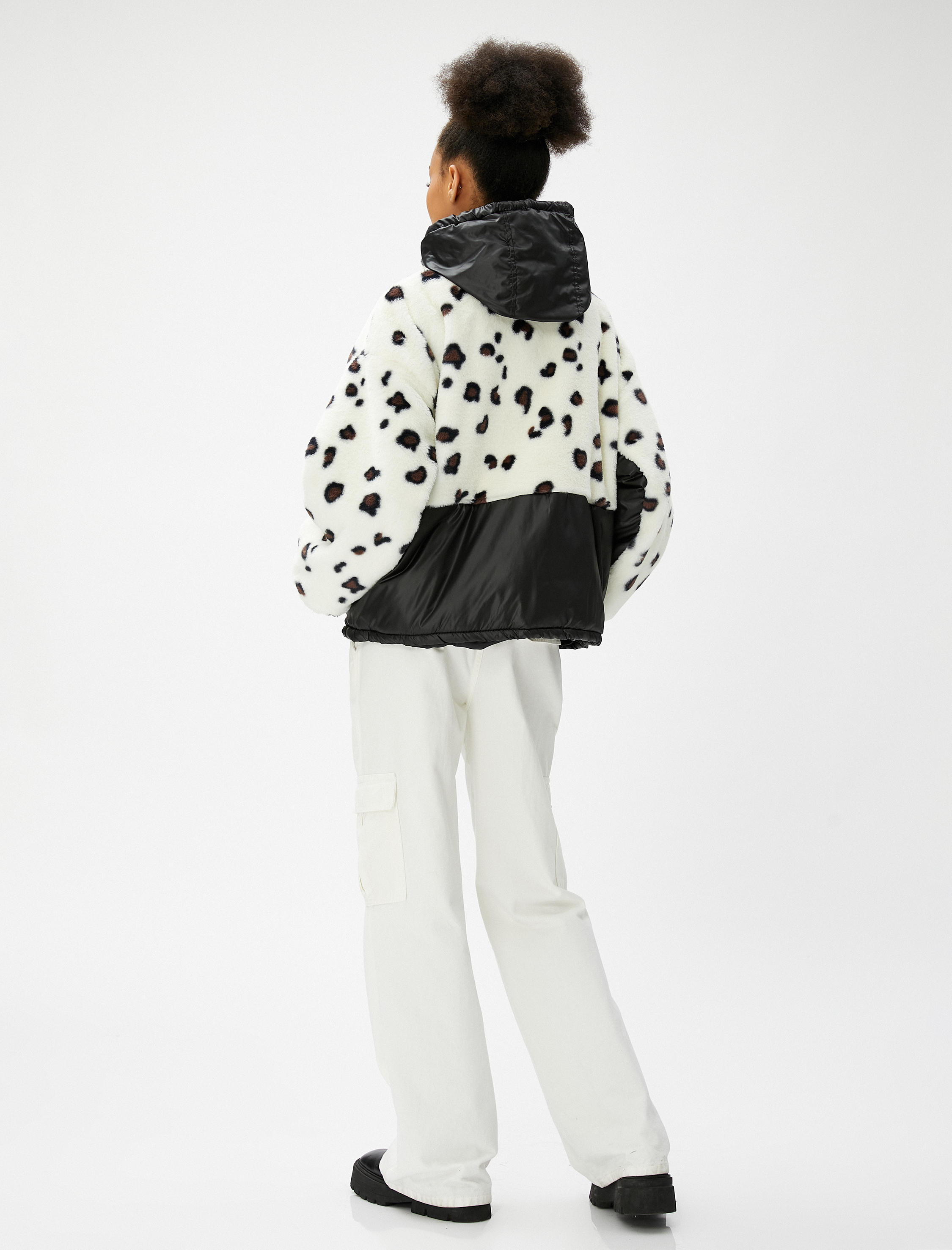   Peluş Mont Kapüşonlu Dik Yaka Cep Detaylı Fermuarlı