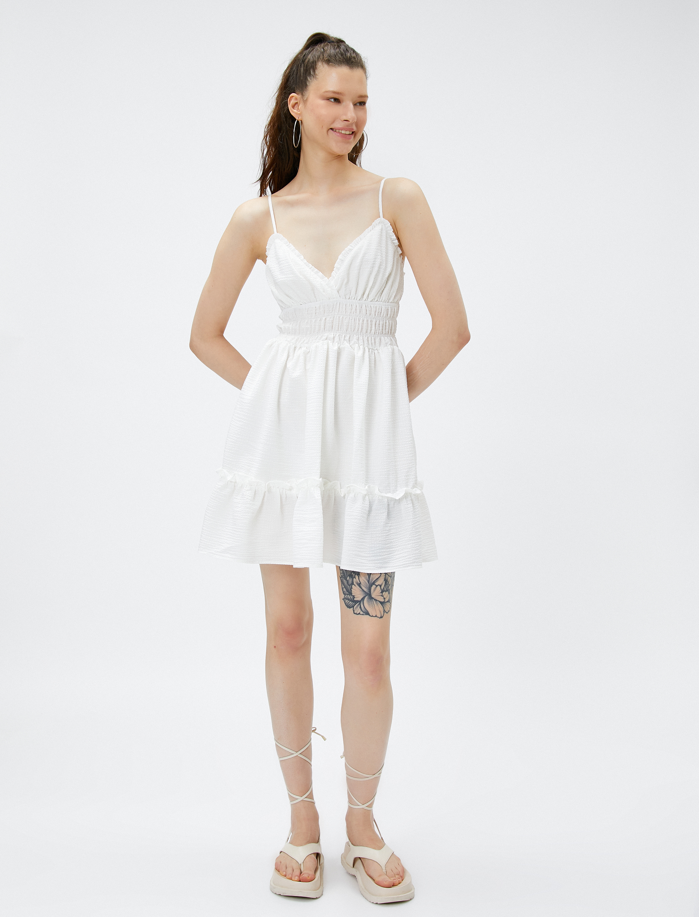   Mini Elbise İnce Askılı V Yaka Fırfırlı Dokulu Volanlı