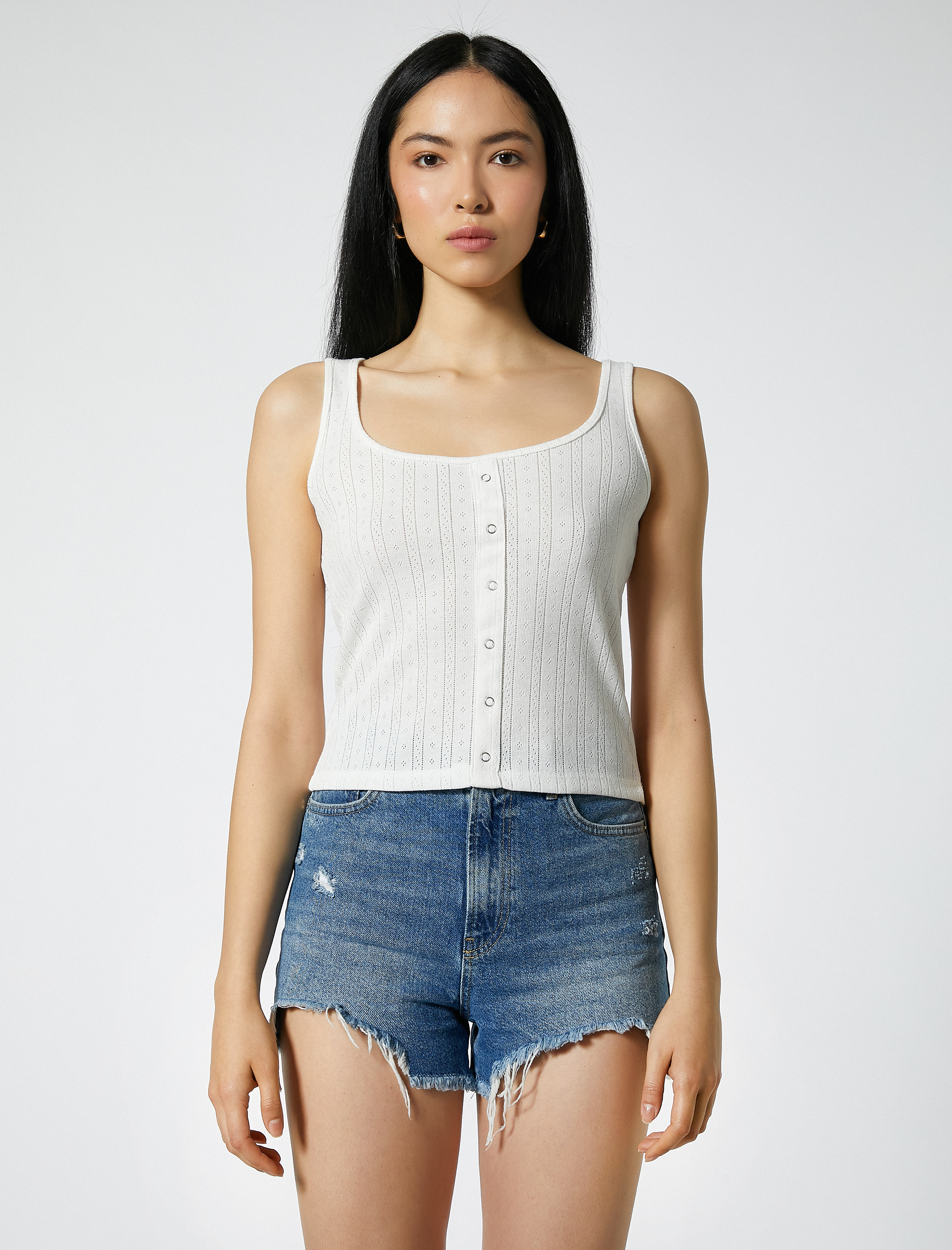   U Yaka Düğme Detaylı Atlet