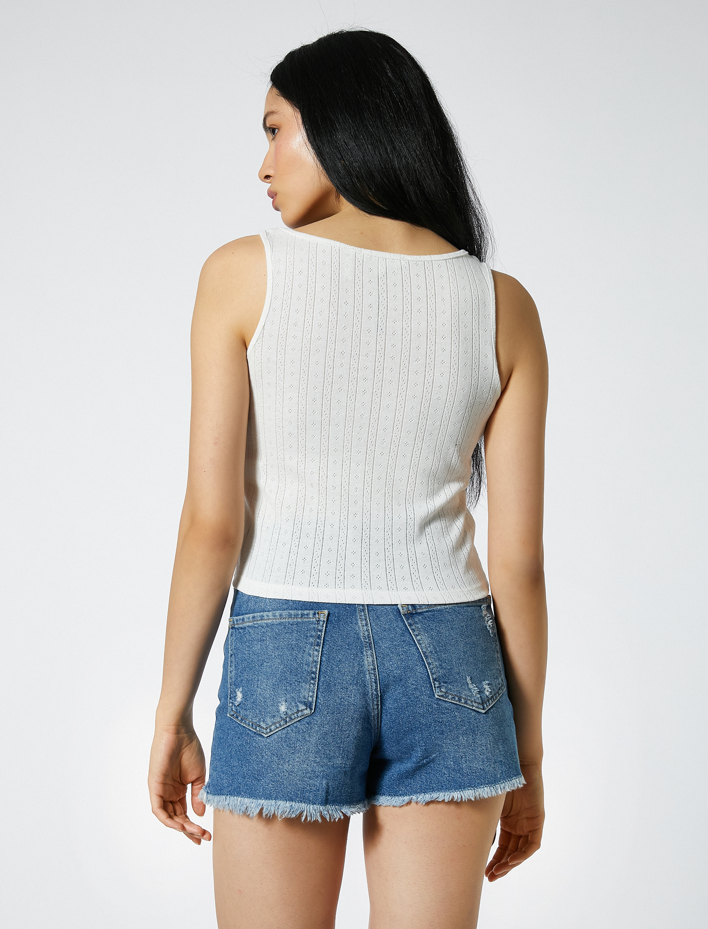   U Yaka Düğme Detaylı Atlet