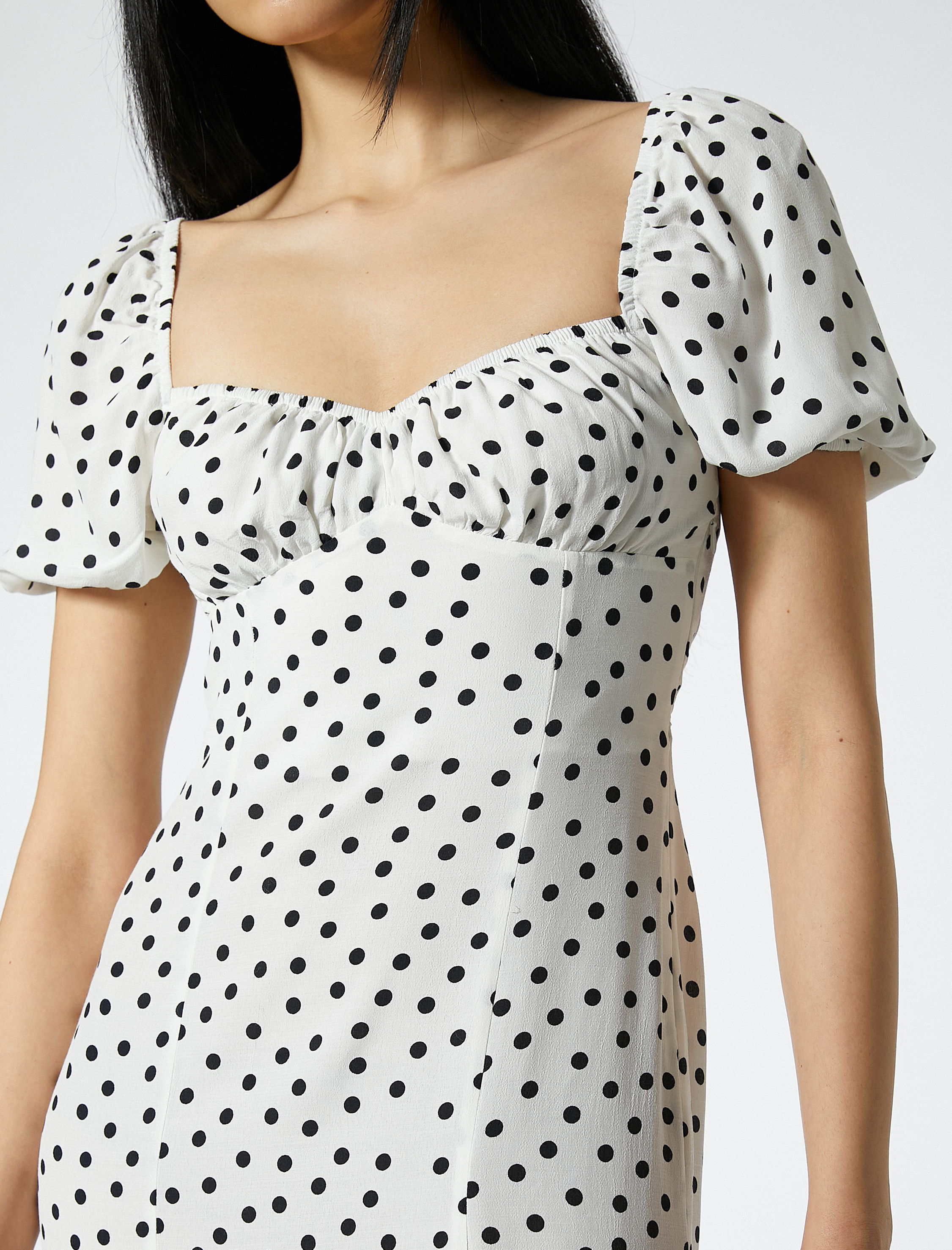   Puantiyeli Elbise Midi Boy Viskon Yırtmaçlı Kare Yaka