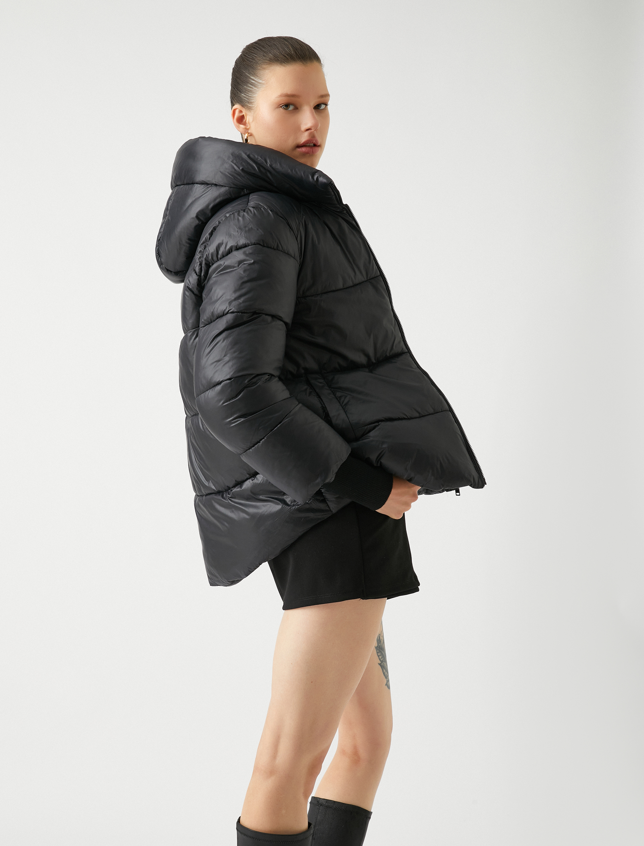   Şişme Mont Kapüşonlu Fermuarlı Cep Detaylı