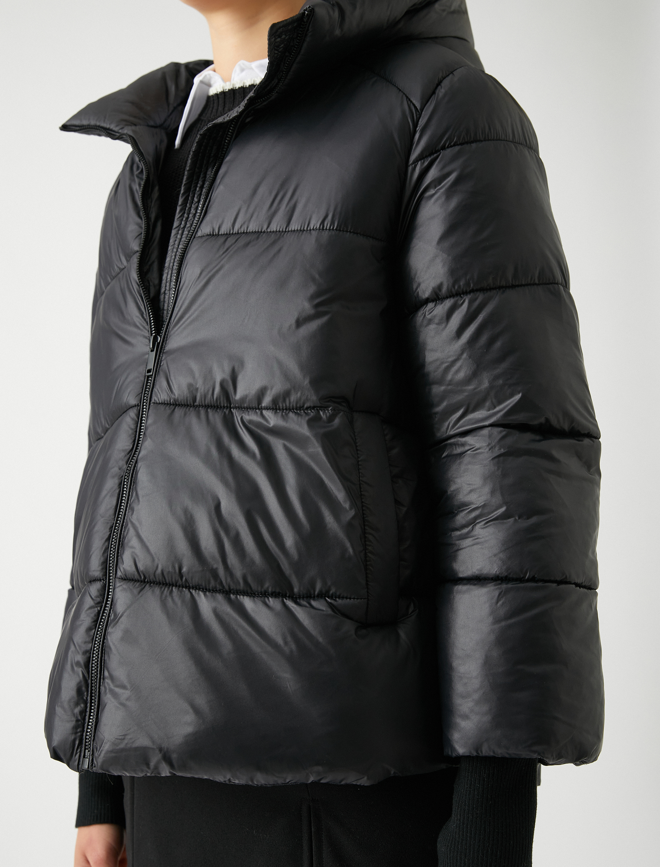   Şişme Mont Kapüşonlu Fermuarlı Cep Detaylı