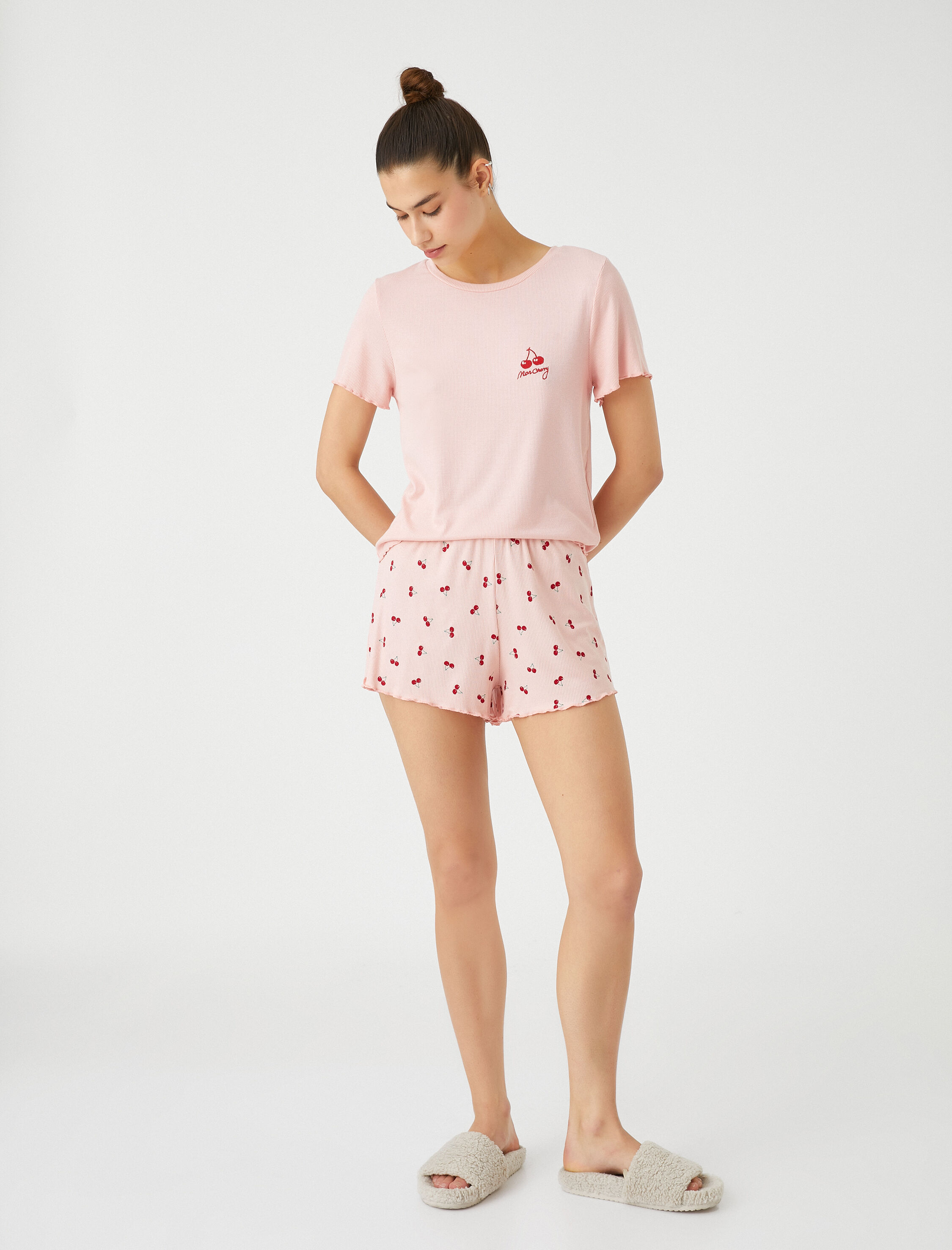 Koton Şortlu Pijama Takımı Fitilli İşlemeli Kiraz Desenli Viskon Karışımlı. 1
