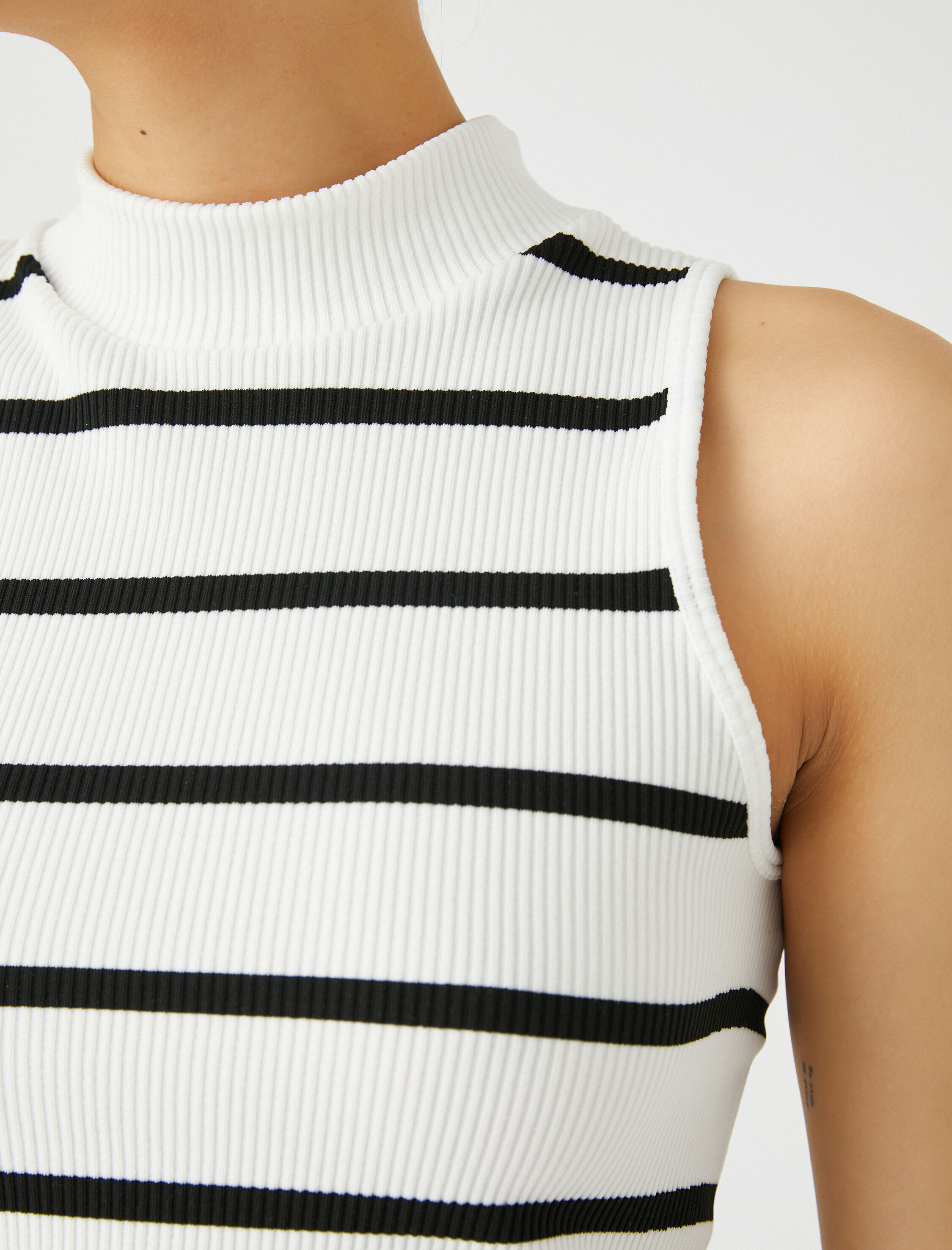   Fitilli Atlet Crop Dik Yaka Basic Dar Kesim