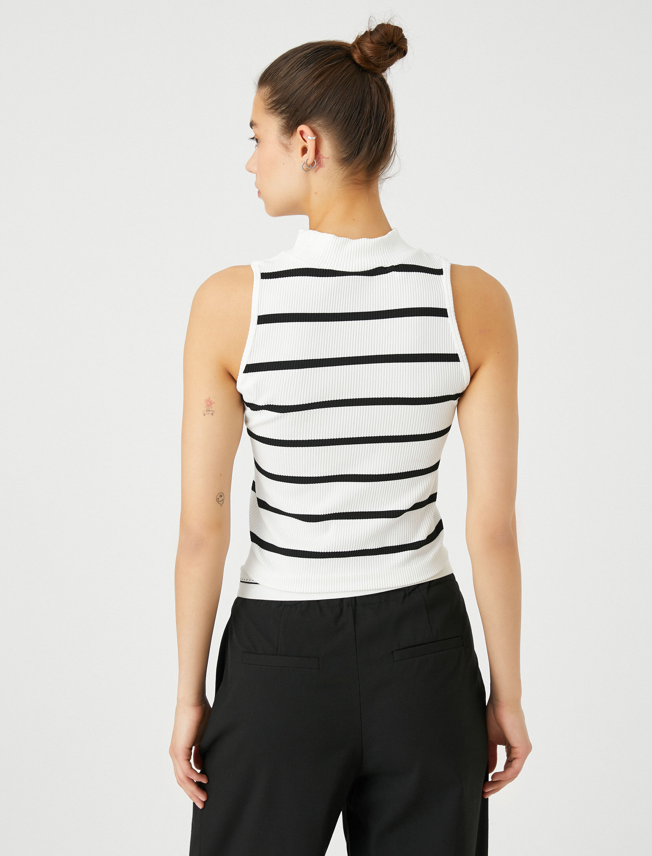   Fitilli Atlet Crop Dik Yaka Basic Dar Kesim