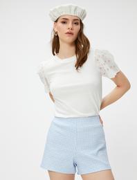 Mini Yırtmaç Detaylı Şort