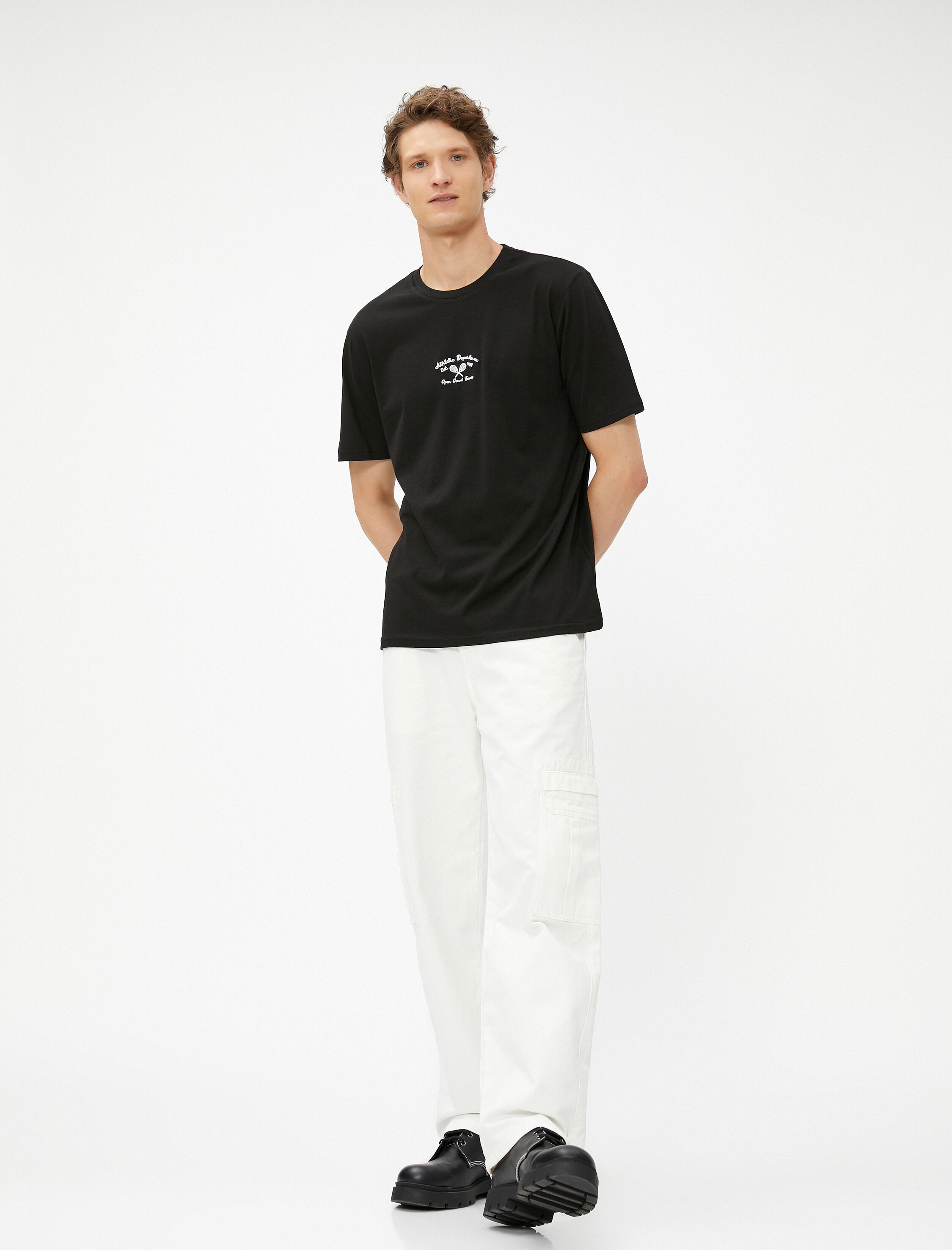   Kolej İşlemeli Tişört Bisiklet Yaka Kısa Kollu Pamuklu