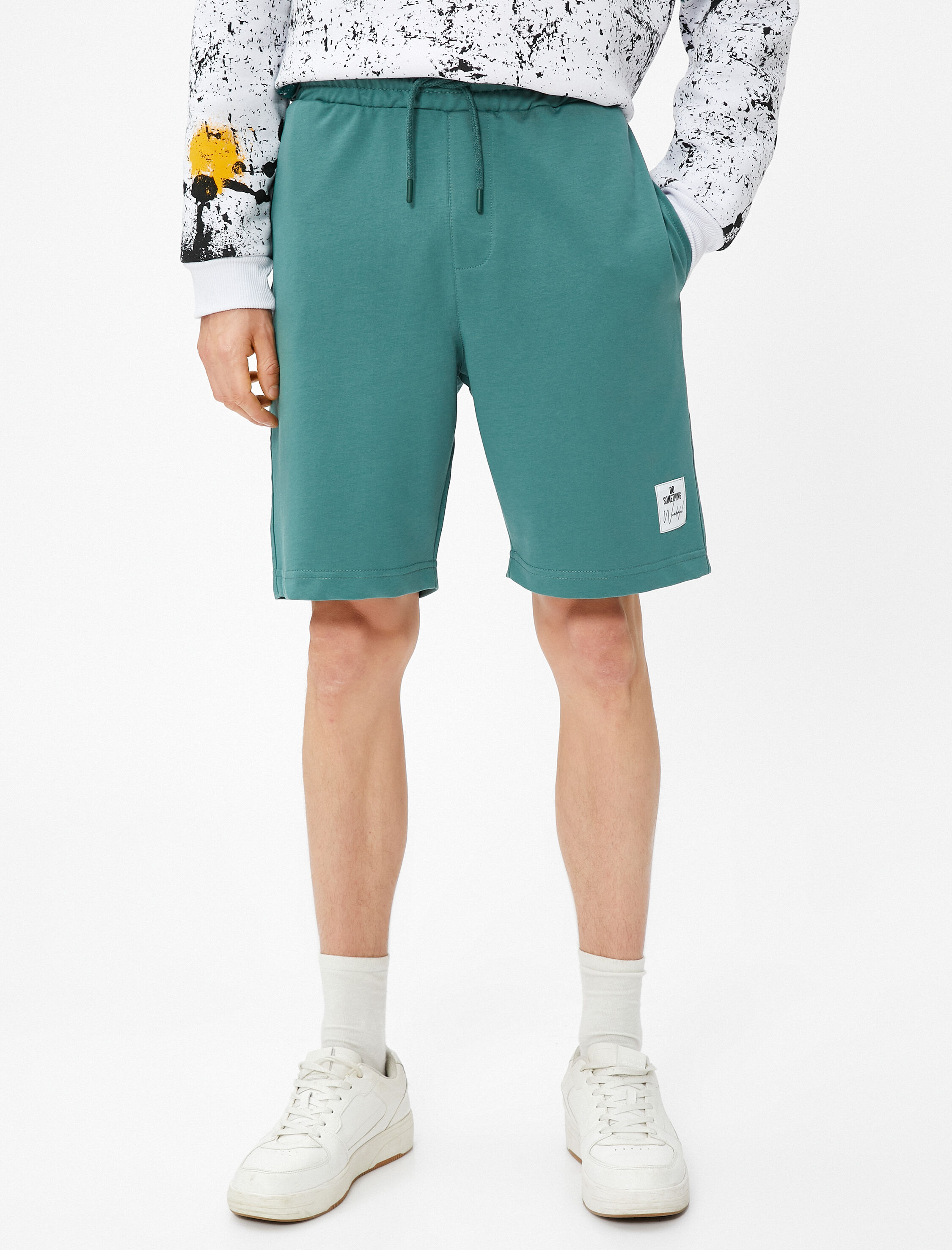   Beli Bağcıklı Şort Dar Kesim Cepli Etiket Baskılı