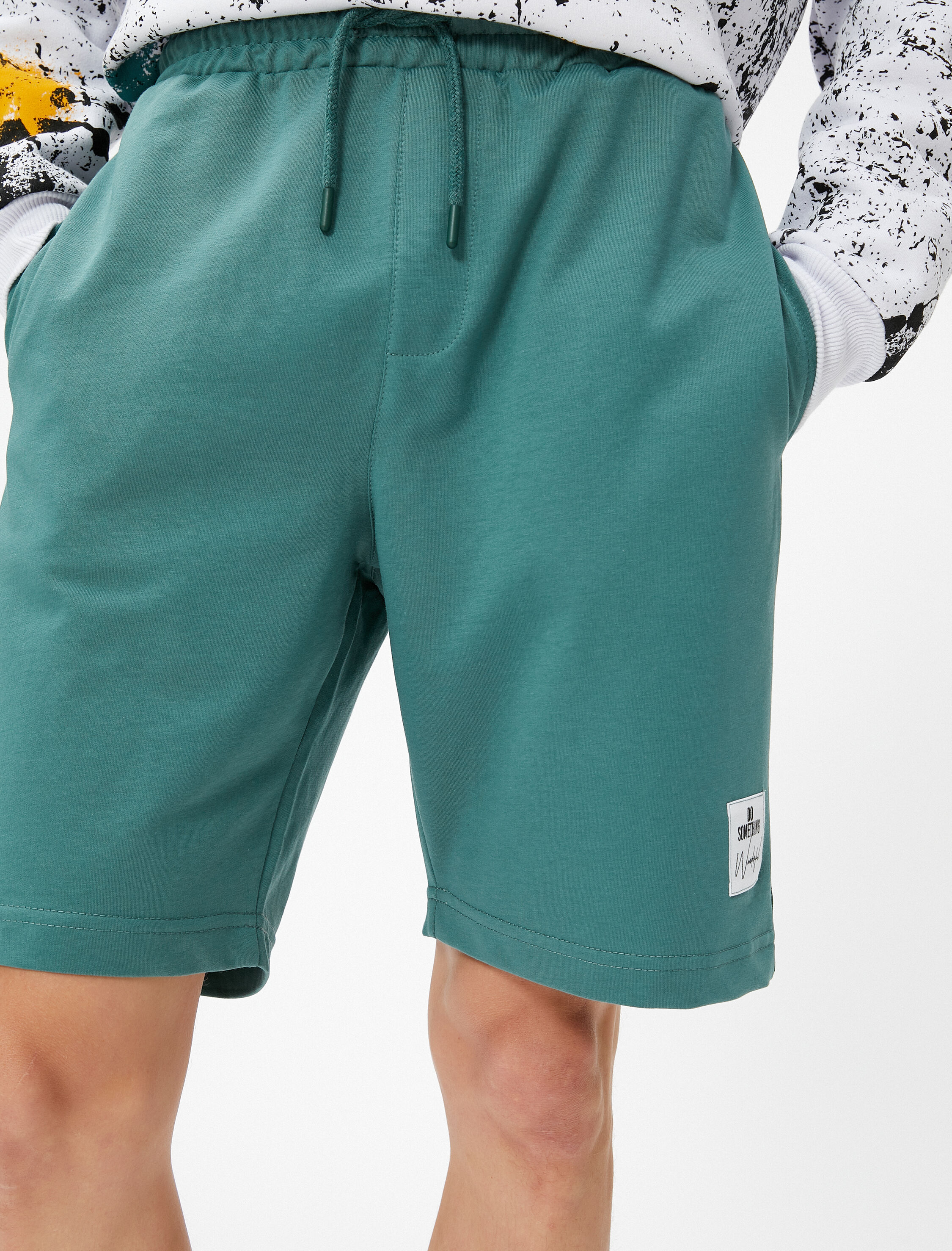   Beli Bağcıklı Şort Dar Kesim Cepli Etiket Baskılı