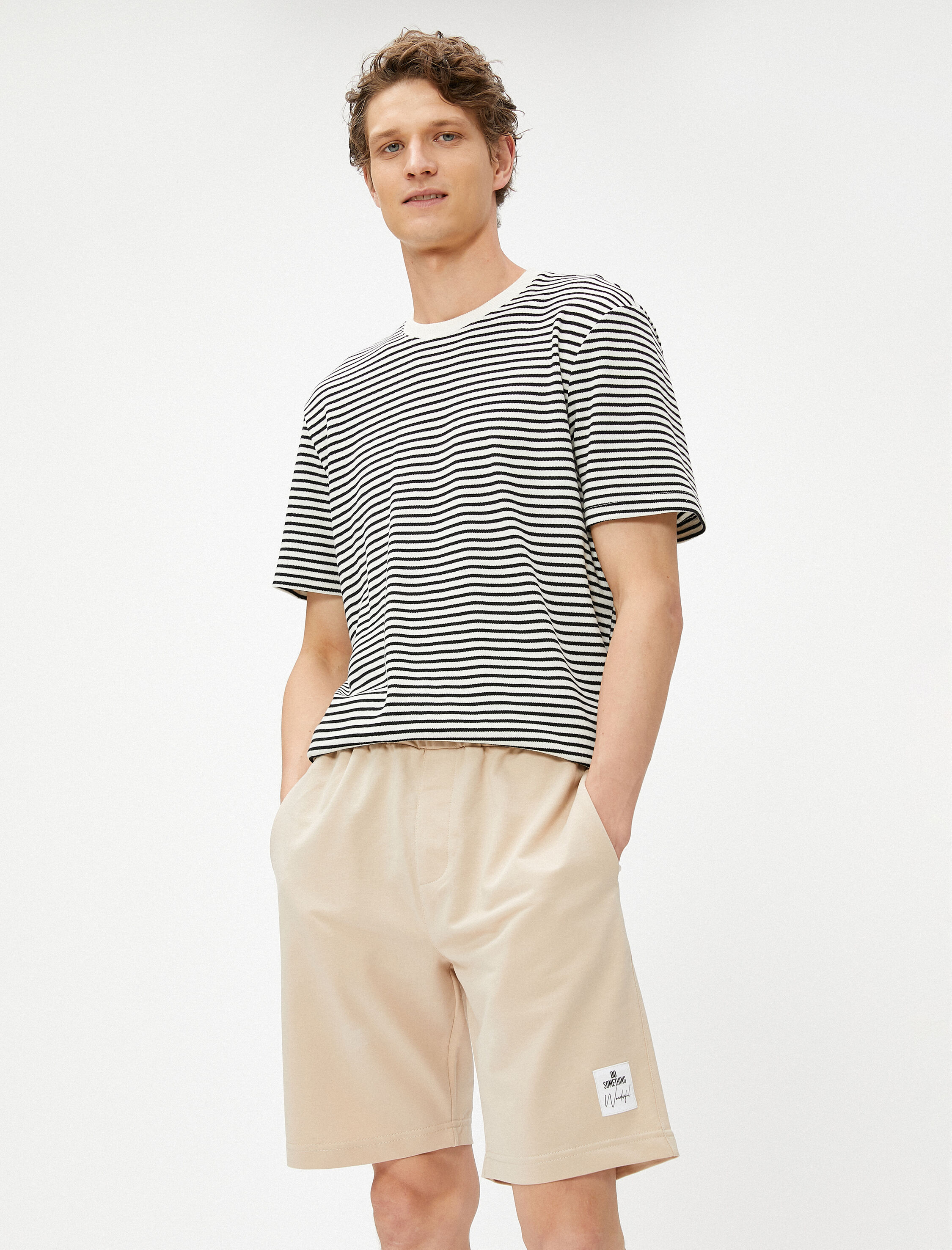   Beli Bağcıklı Şort Etiket Baskılı Cep Detaylı