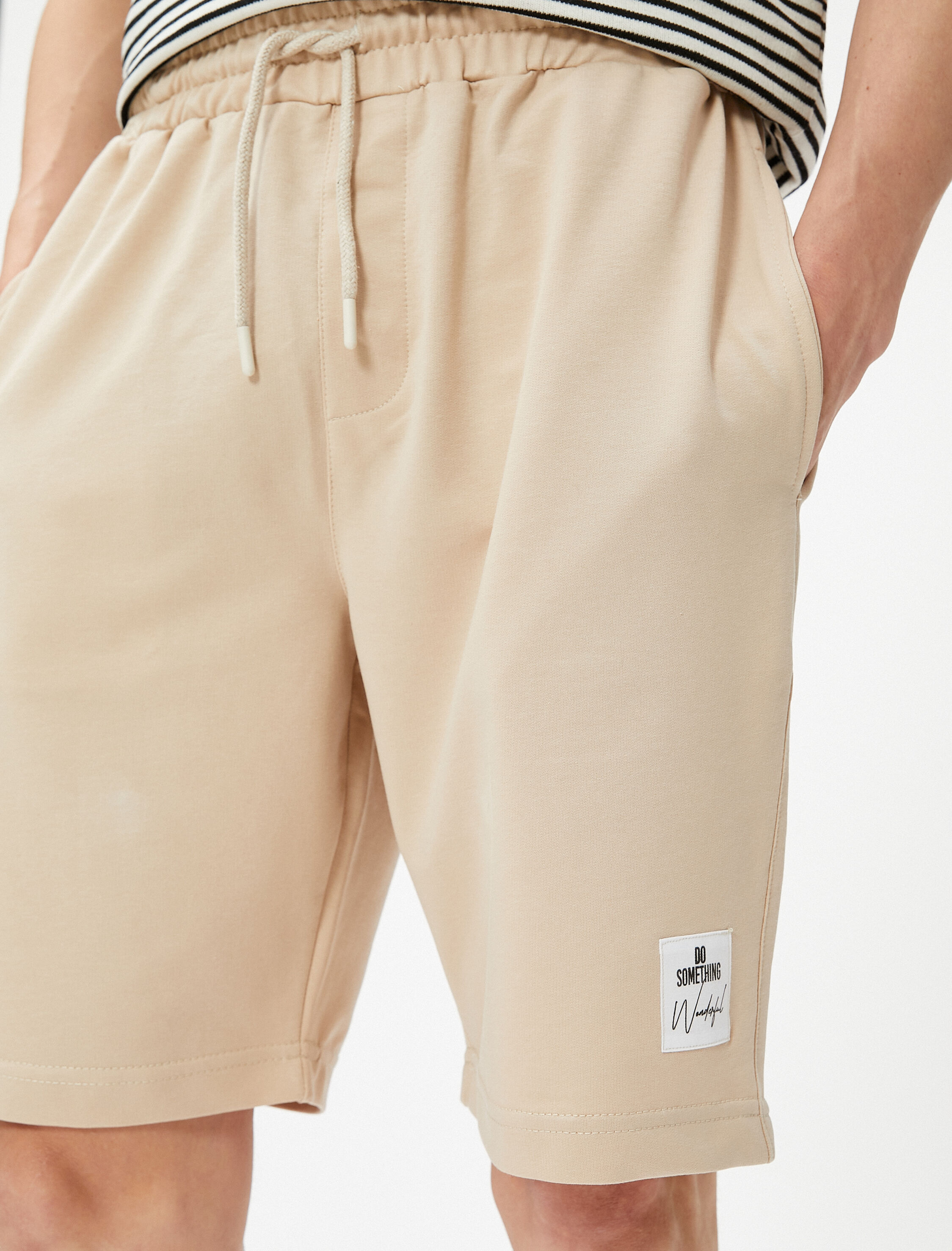   Beli Bağcıklı Şort Etiket Baskılı Cep Detaylı