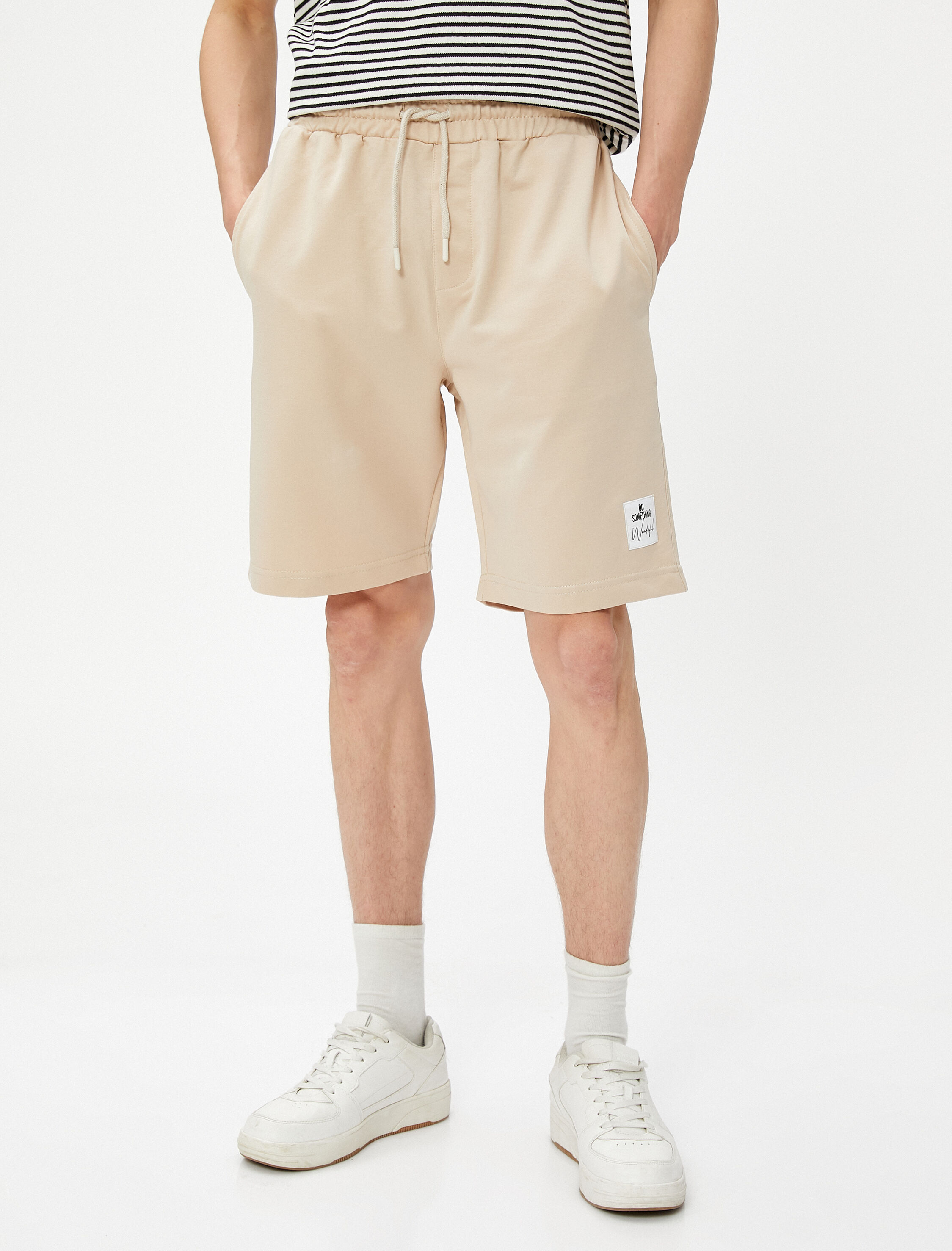   Beli Bağcıklı Şort Etiket Baskılı Cep Detaylı