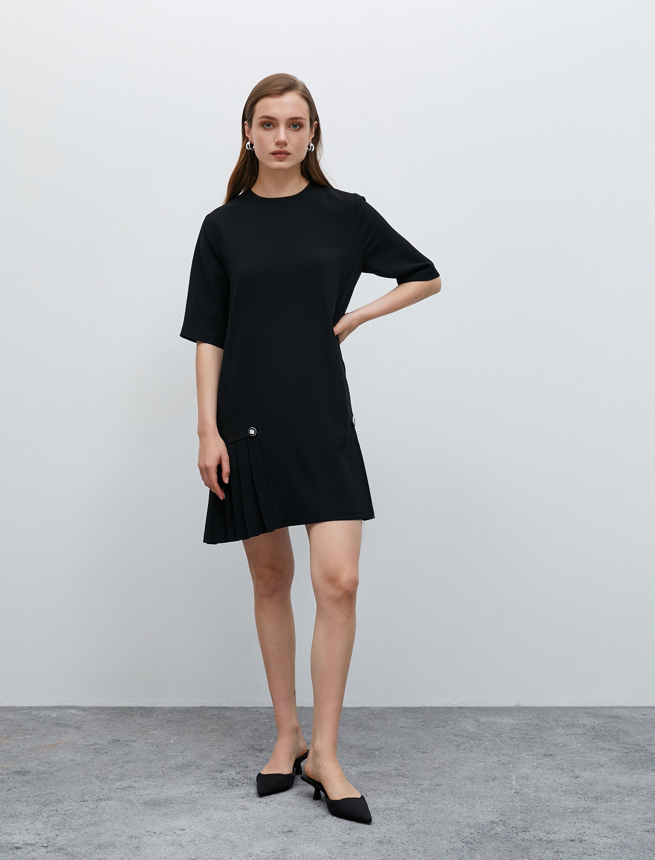   Kısa Elbise Pile Detaylı Düğmeli Kısa Kollu