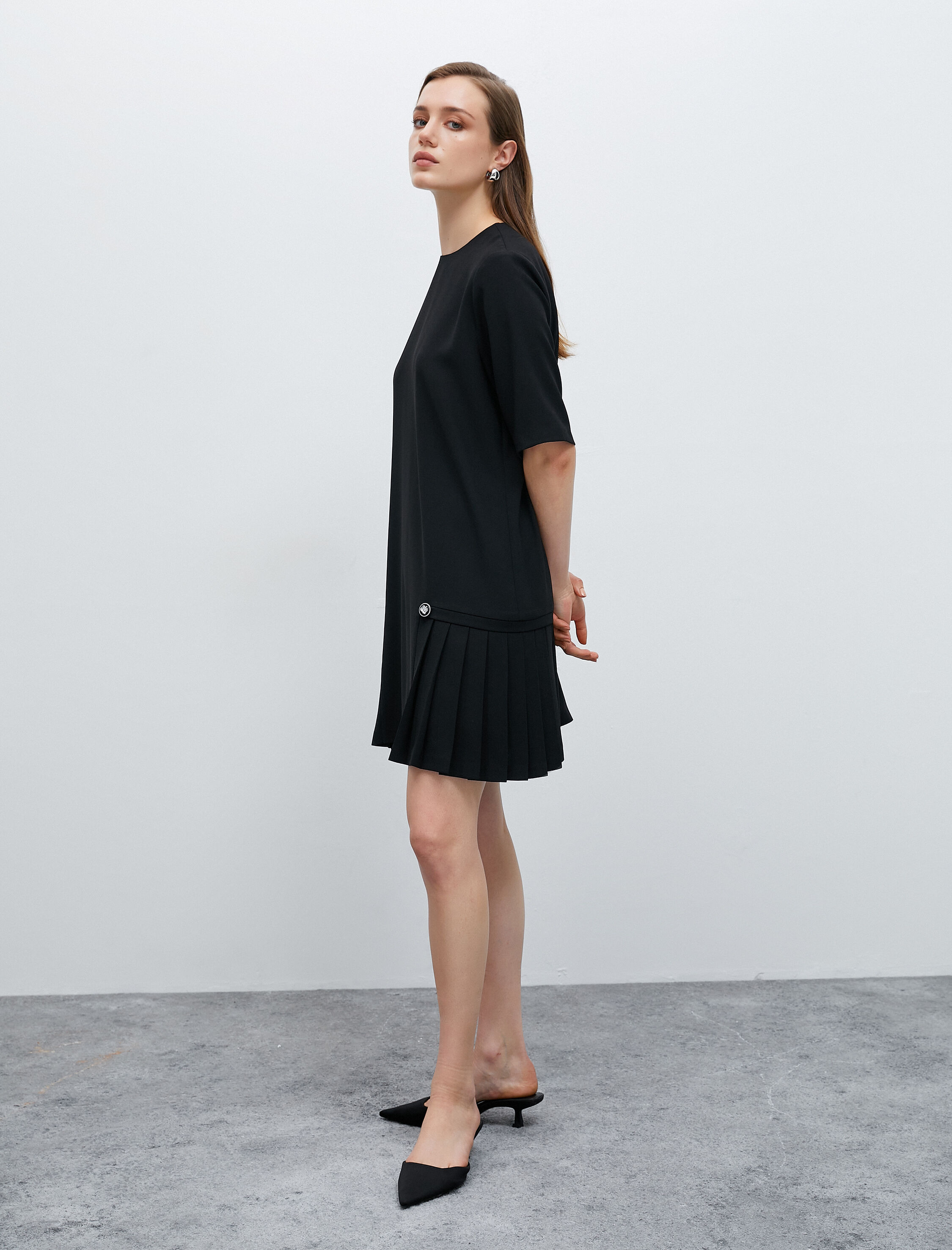   Kısa Elbise Pile Detaylı Düğmeli Kısa Kollu