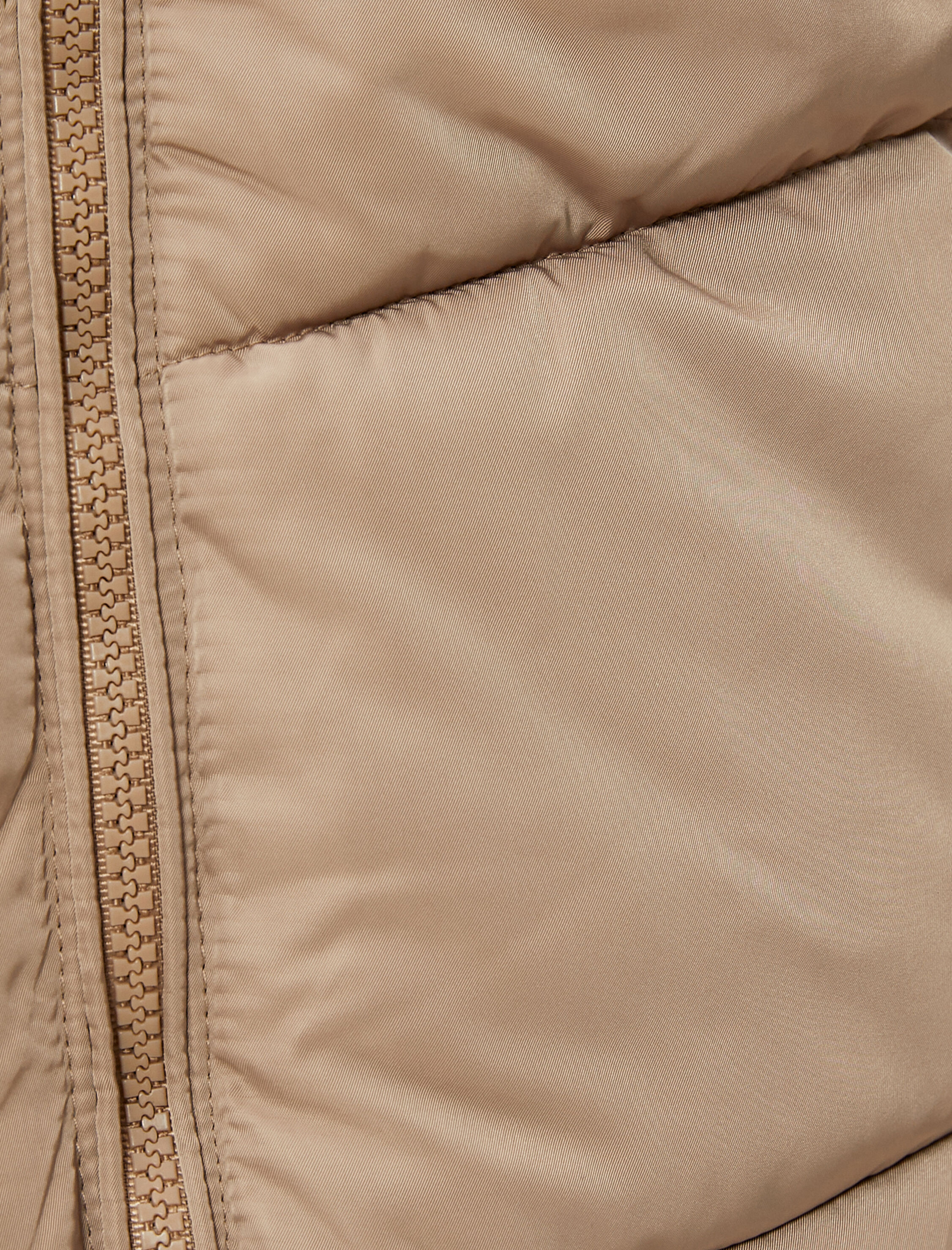   Kısa Şişme Mont Kapüşonlu Peluş Detaylı