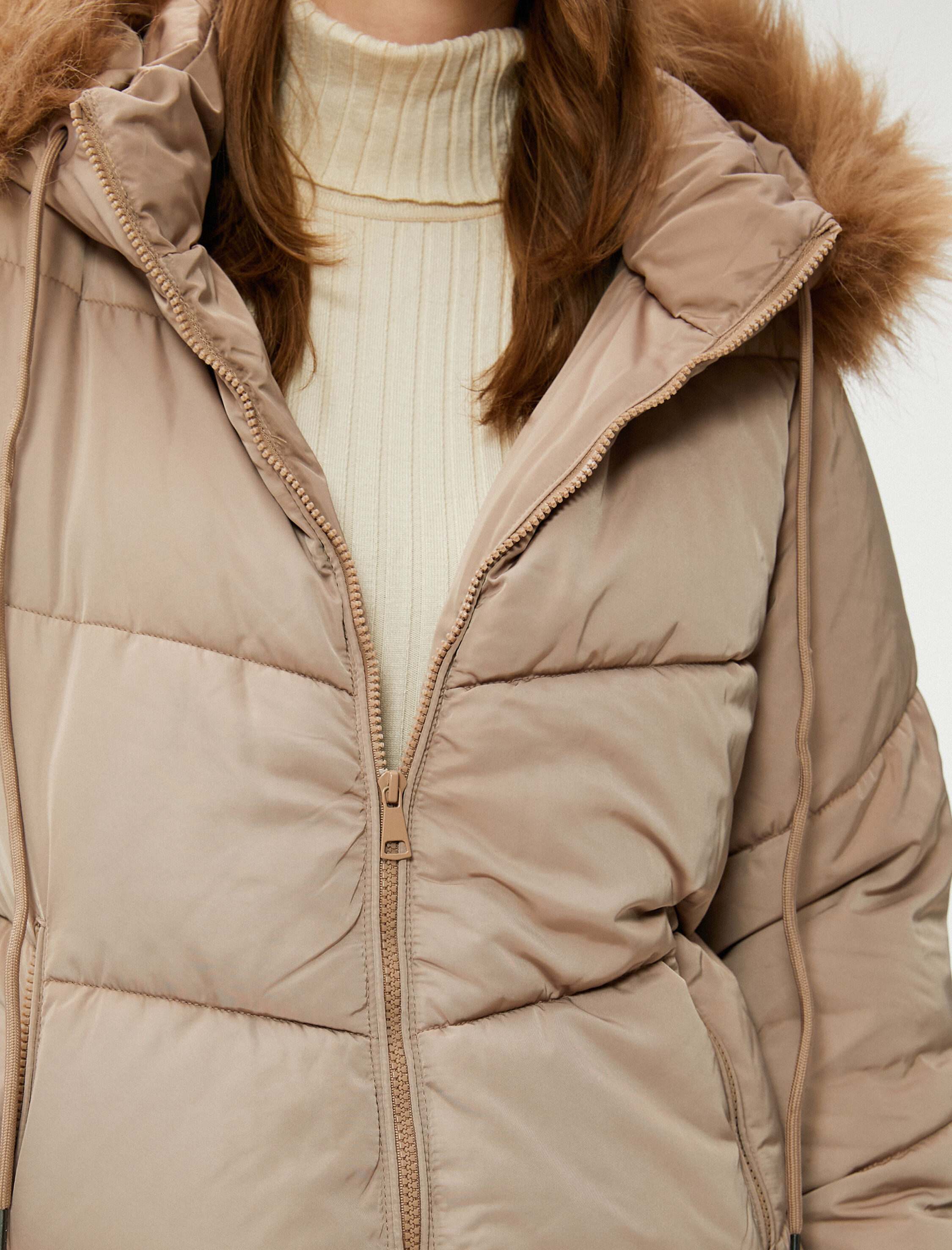   Kısa Şişme Mont Kapüşonlu Peluş Detaylı