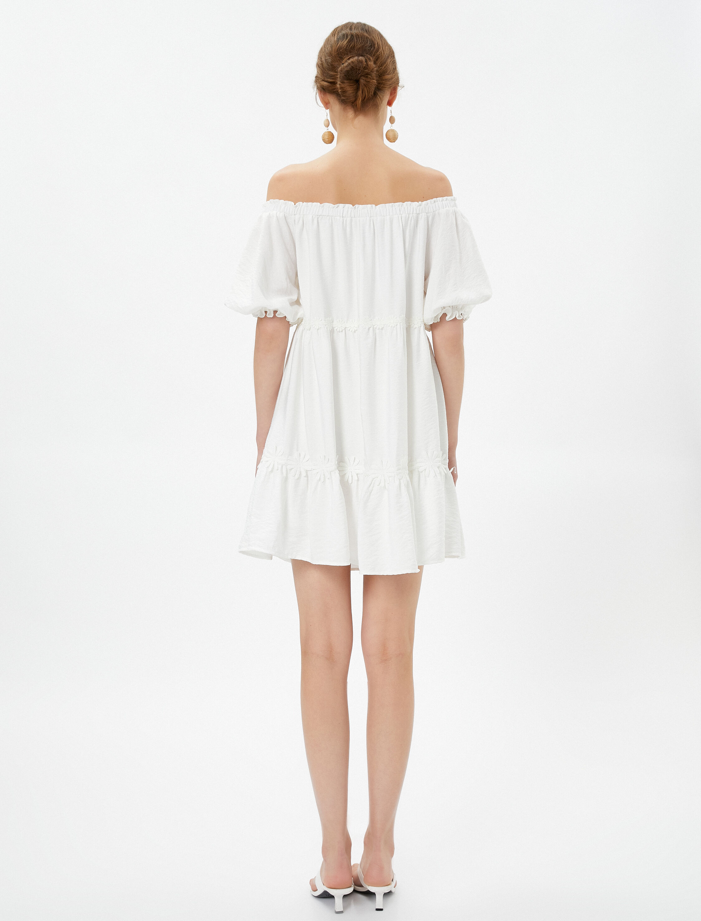   Mini Madonna Yaka Elbise Omzu Açık Katlı Papatya Detaylı