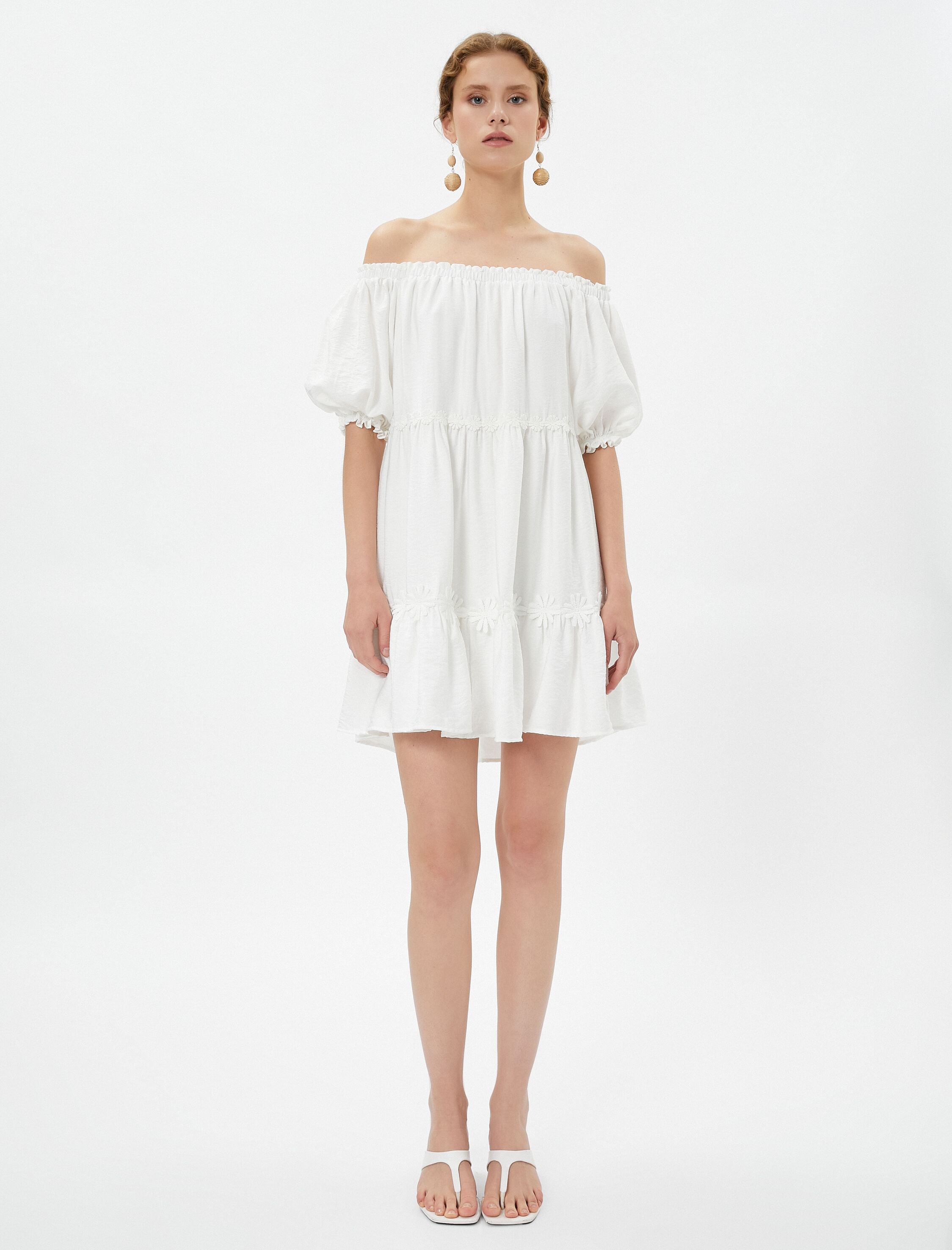   Mini Madonna Yaka Elbise Omzu Açık Katlı Papatya Detaylı