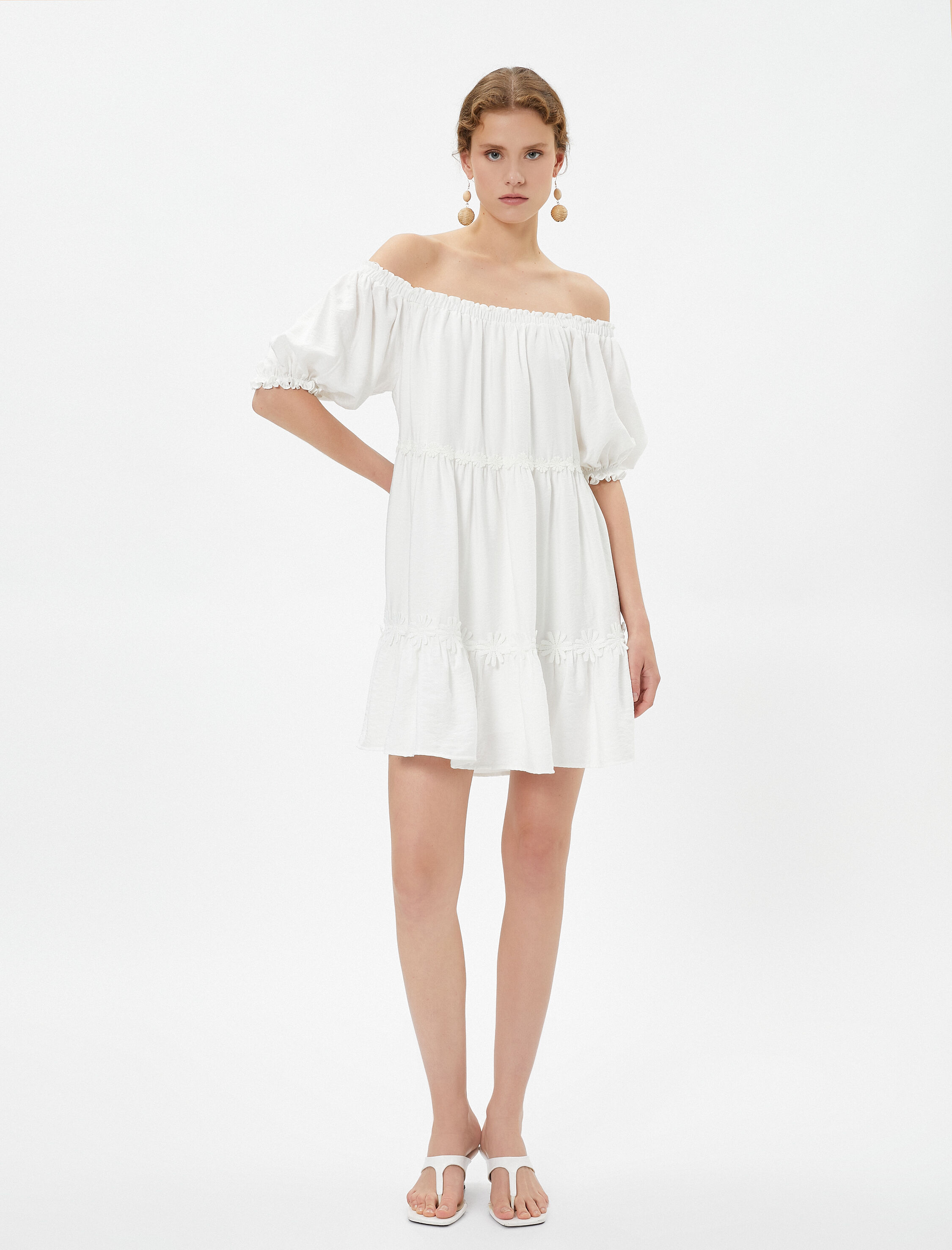   Mini Madonna Yaka Elbise Omzu Açık Katlı Papatya Detaylı