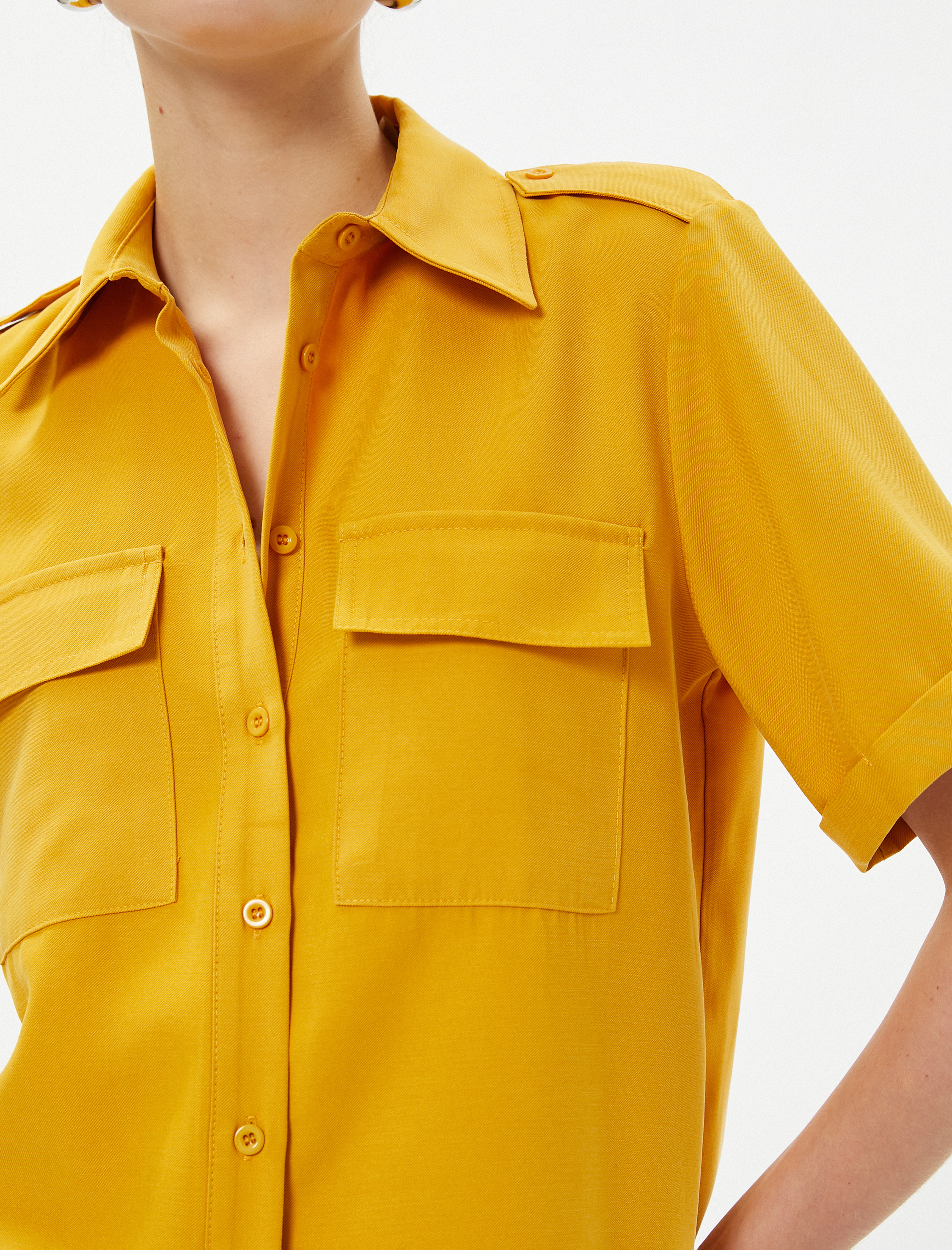   Apolet Detaylı Gömlek Cepli Kısa Kollu İpeksi Dokulu